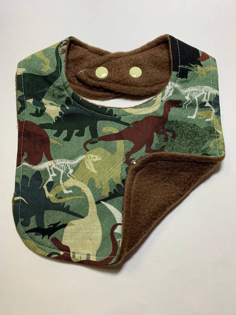 Camouflage Dinosaurier Baby Lätzchen von Etsy - WaywardBabyWear