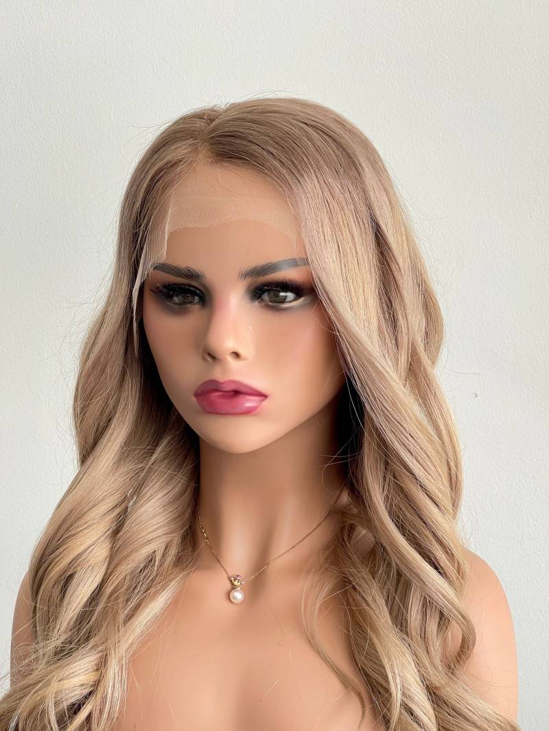 100% Echthaar | Milchtee Blond Mit Dunkelblonden Wurzeln Balayage Glueless Hd Lace Front Perücke von Etsy - WigCoven