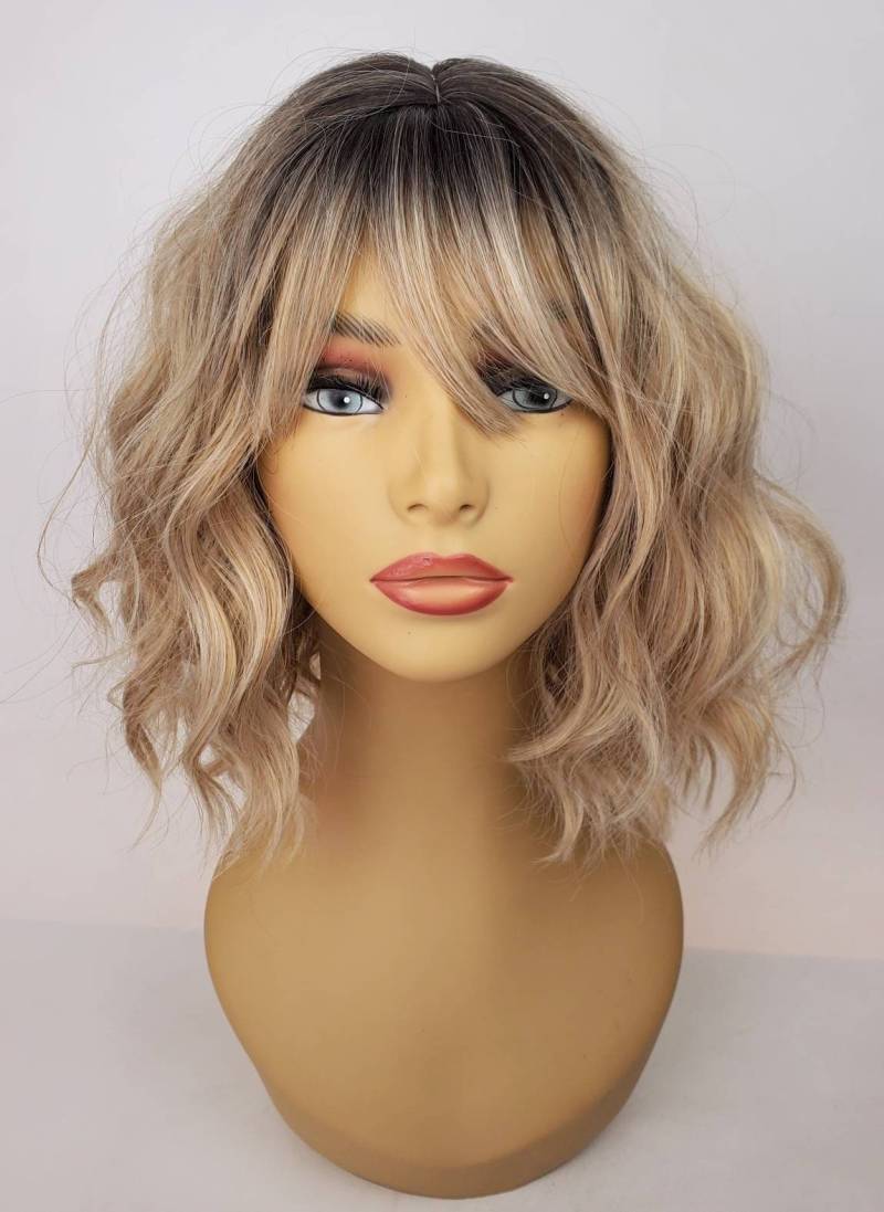 Gewellte Verwurzelte Blonde Bob-Perücke, Hervorgehobene Gewellte Perücke, Bob Mit Pony, Bob, Perücken von Etsy - WigCraving