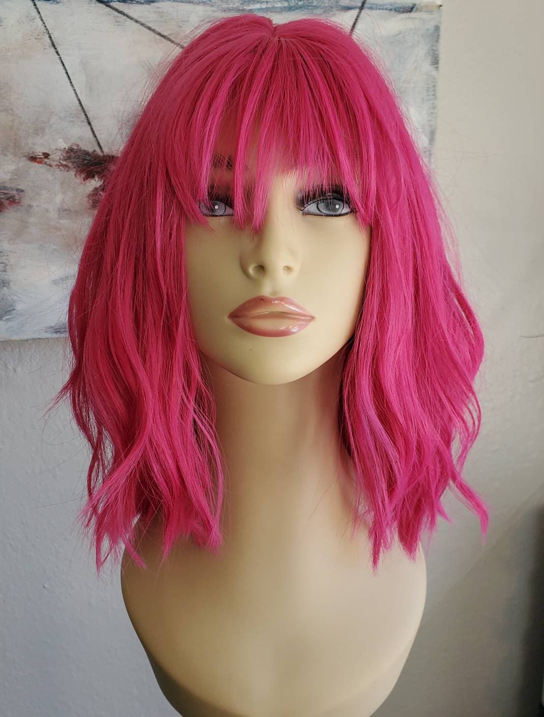 Hot Pink Mid-Länge Bob Perücke Mit Texturierten Schichten Und Abgefahrenem Pony, Rosa Weichen Schichten, Pony von Etsy - WigCraving