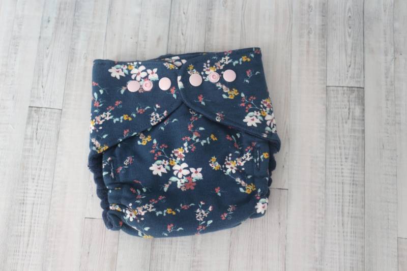 Wollüberhose Stoffwindel Kleine Blumen Dunkelblau Onesize von Etsy - WildfangrosaNaehraba