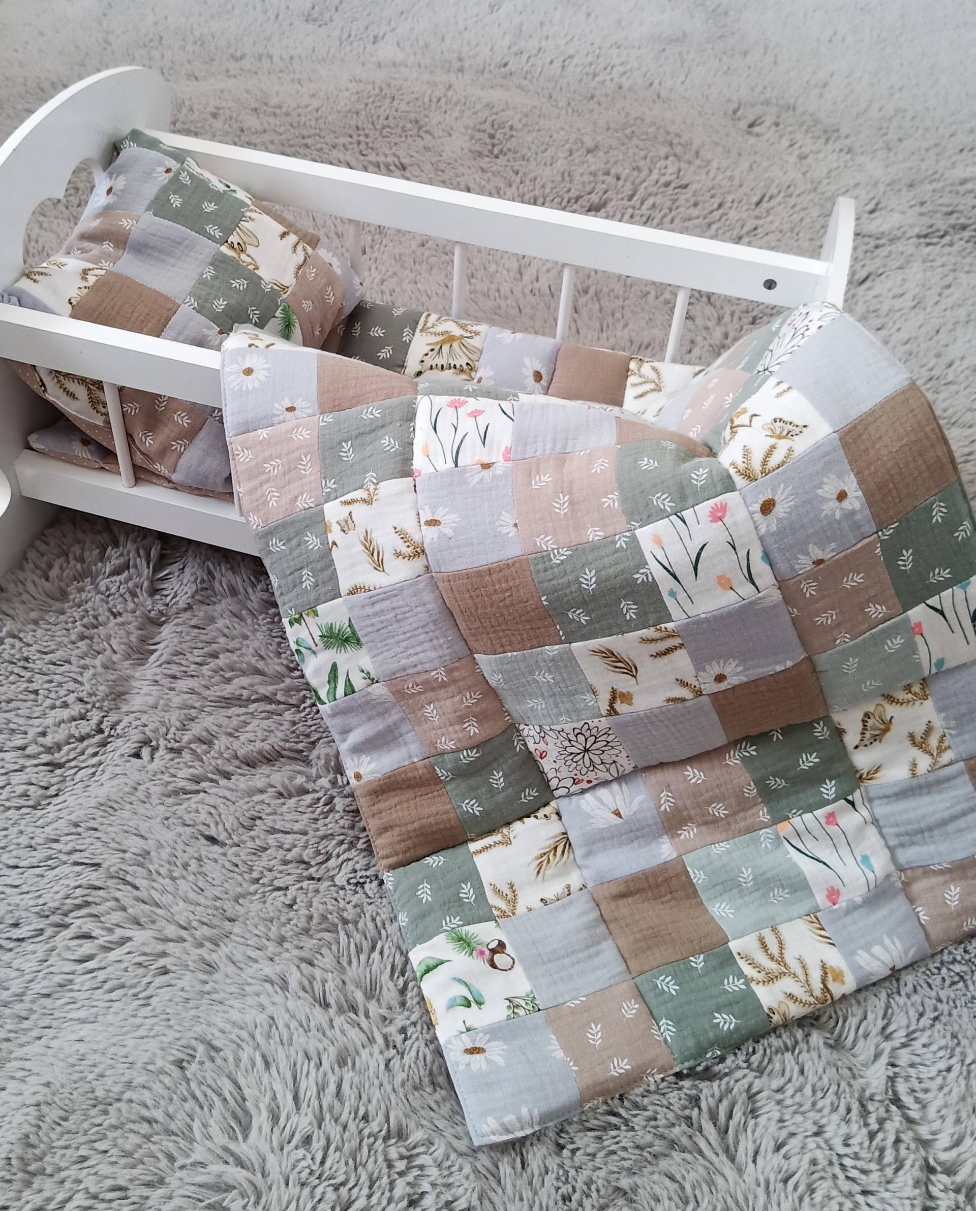 Puppenbett Set, Puppenbettwäsche, Tragebett Puppe, Puppenzubehö, Patchwork Puppenset, Puppenmatratze, Puppenbettdecke, Tragekorb Puppe, Spielzeug Puppenbett Set, Puppenbettwäsche, Tragebett Puppe, Puppenzubehö, Patchwork Puppenset, Puppenmatratze, Puppenbettdecke, Tragekorb Puppe, Spielzeug von Etsy - WindelfreiShop