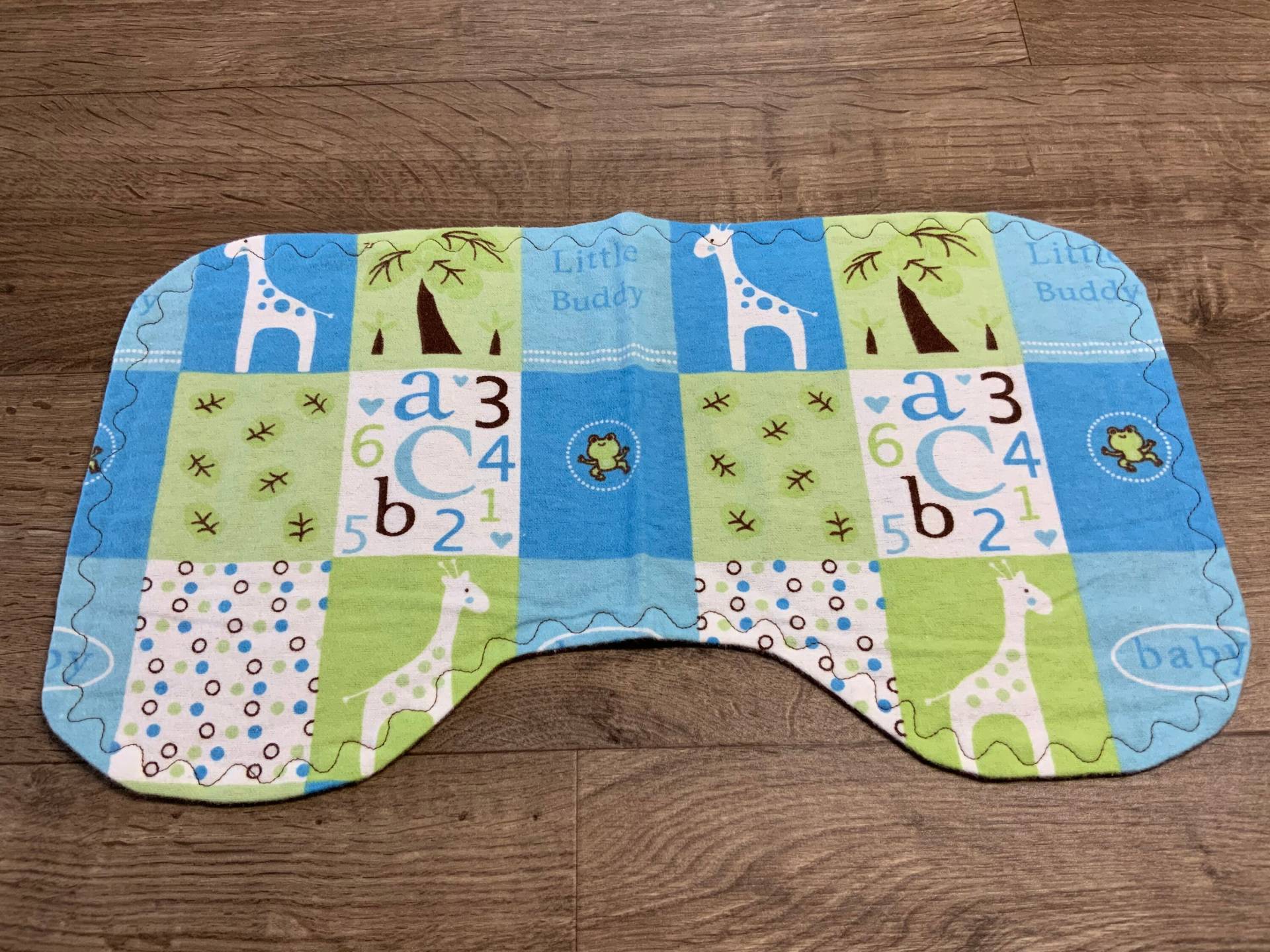 Konturierte Spucktücher Flanell Stoff Neue Babyparty Baby Jungen Baby-Geschenk Baby-Essants von Etsy - WineyDogCrafts