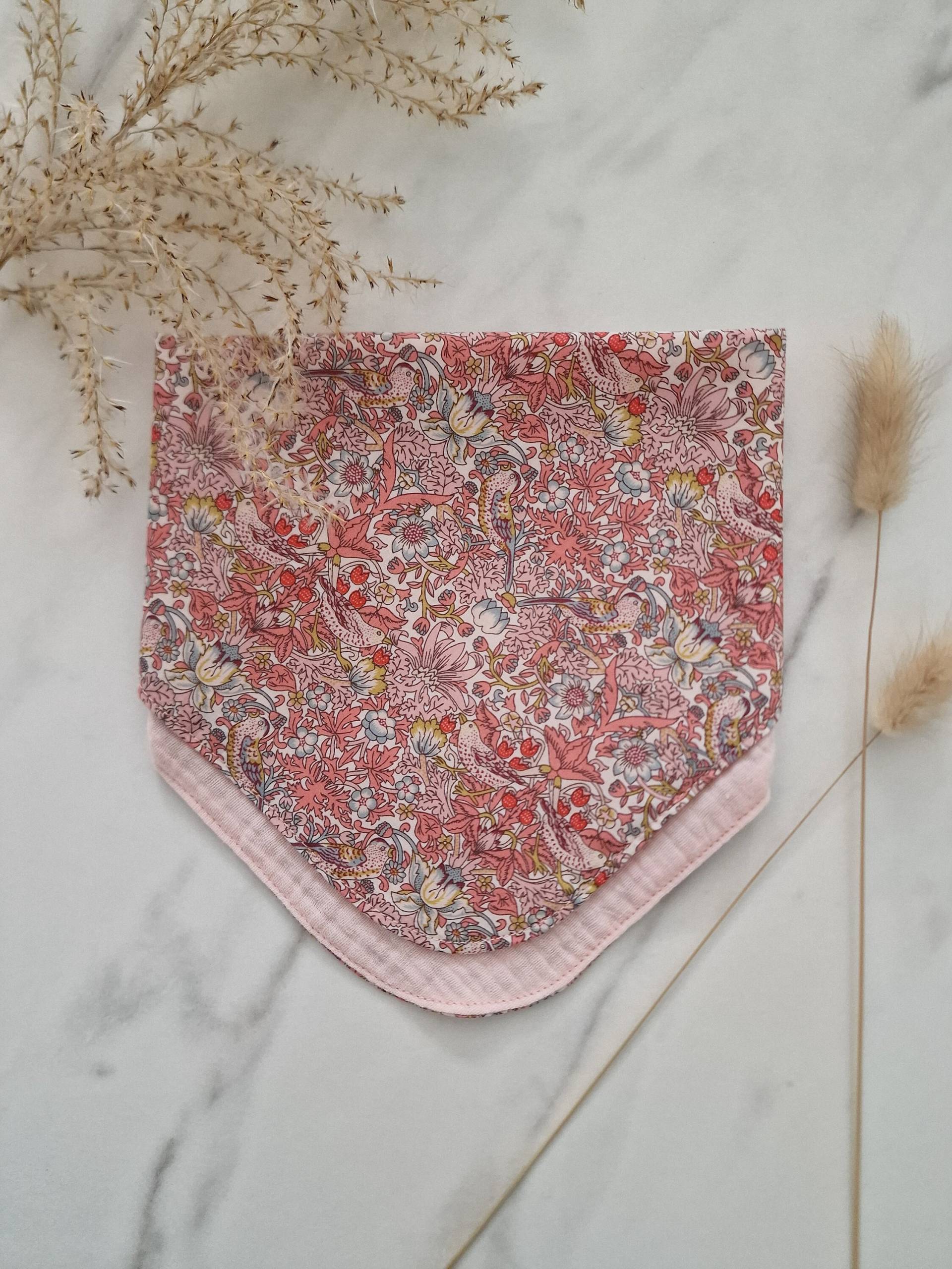 William Morris Pink Strawberry Thief Bandana Lätzchen | Baby Spucktuch Geschenk Babyparty Dribble von Etsy - WinifredJ