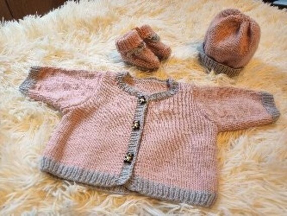 Baby Strickjacke Set Mit Mütze Und Schuhe von Etsy - WoolTangBaby