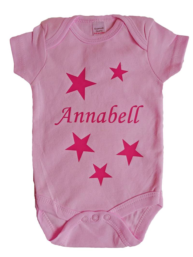 Baby Body Rosa Mit Namen Und Sternen Bedruckt 56/62 Geschenk Mädchen Personalisiert Taufe Geburt Babygeschenk Taufgeschenk Girl Bodysuit von Etsy - WuffDogsworld