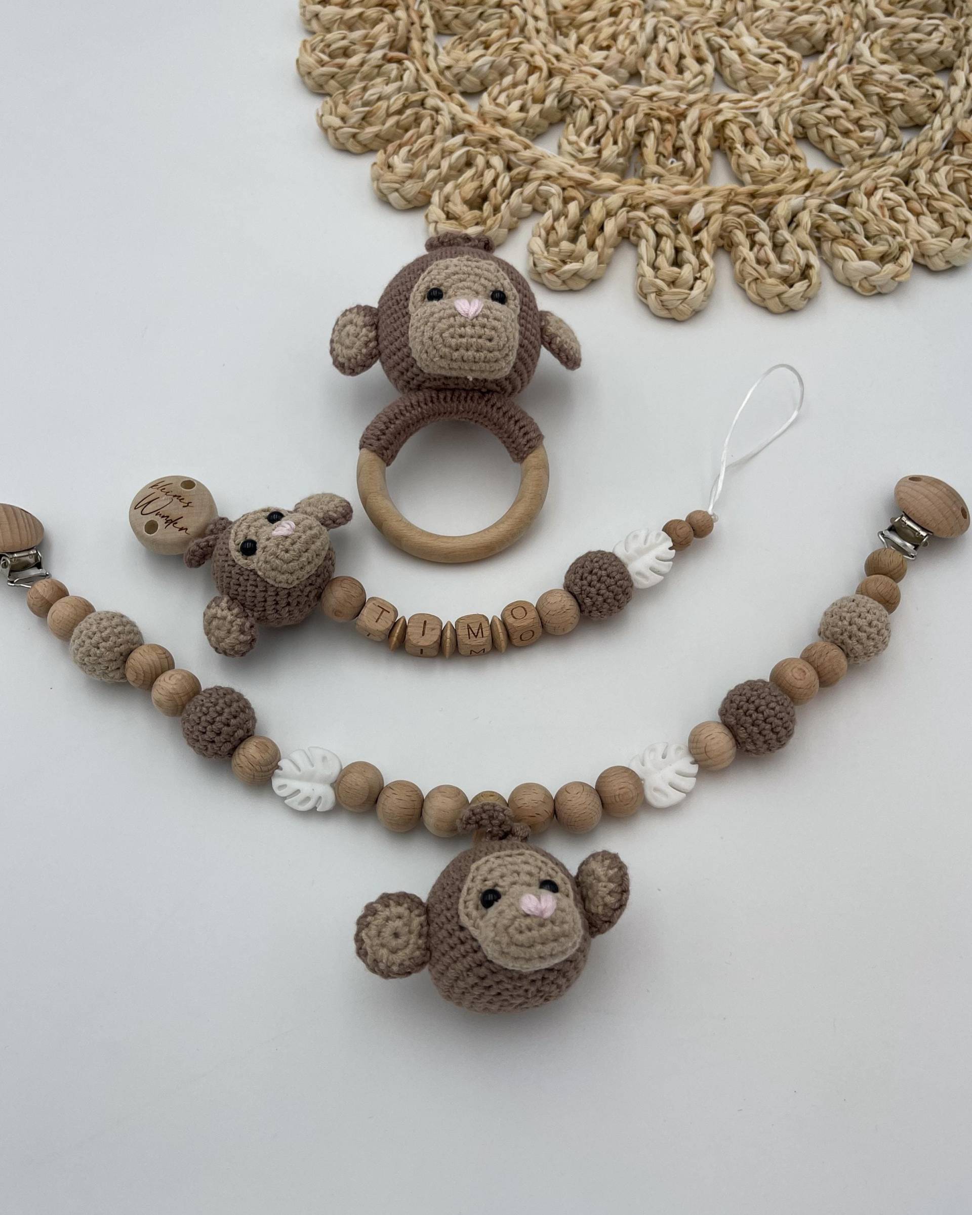 Handgemachtes Baby-Affen-Set | Schnullerkette, Kinderwagenkette & Rassel Personalisierbar Mit Namen Geschenk Geburt, Affe Gehäkelt Handgemachtes Baby-Affen-Set | Schnullerkette, Kinderwagenkette & Rassel Personalisierbar Mit Namen Geschenk Geburt, Affe Gehäkelt von Etsy - WunderherzchenbyAnja