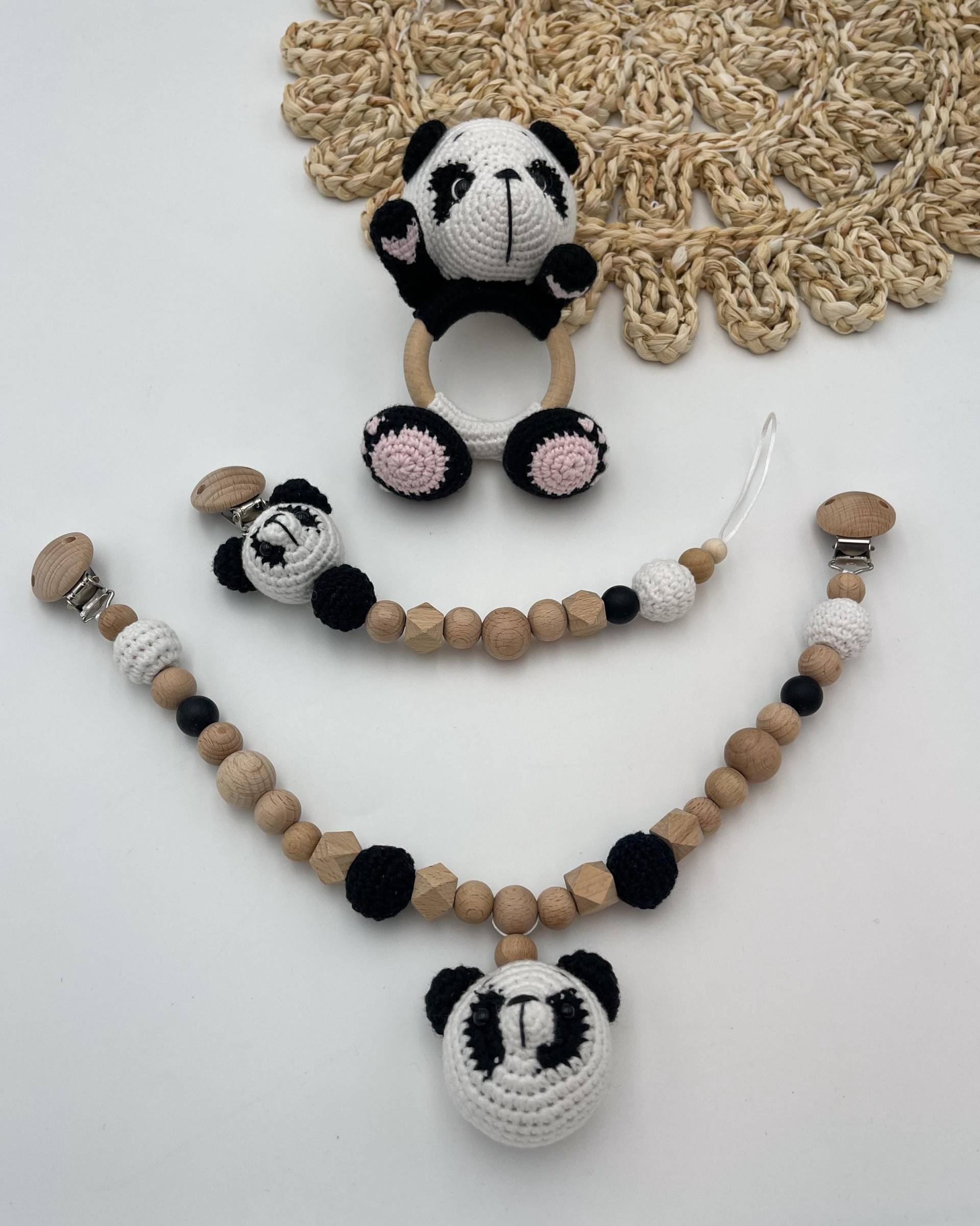 Handgemachtes Baby-Panda -Set | Schnullerkette, Kinderwagenkette & Rassel Personalisierbar Mit Namen Oder Buchstaben Geschenk Geburt Handgemachtes Baby-Panda -Set | Schnullerkette, Kinderwagenkette & Rassel Personalisierbar Mit Namen Oder Buchstaben Geschenk Geburt von Etsy - WunderherzchenbyAnja