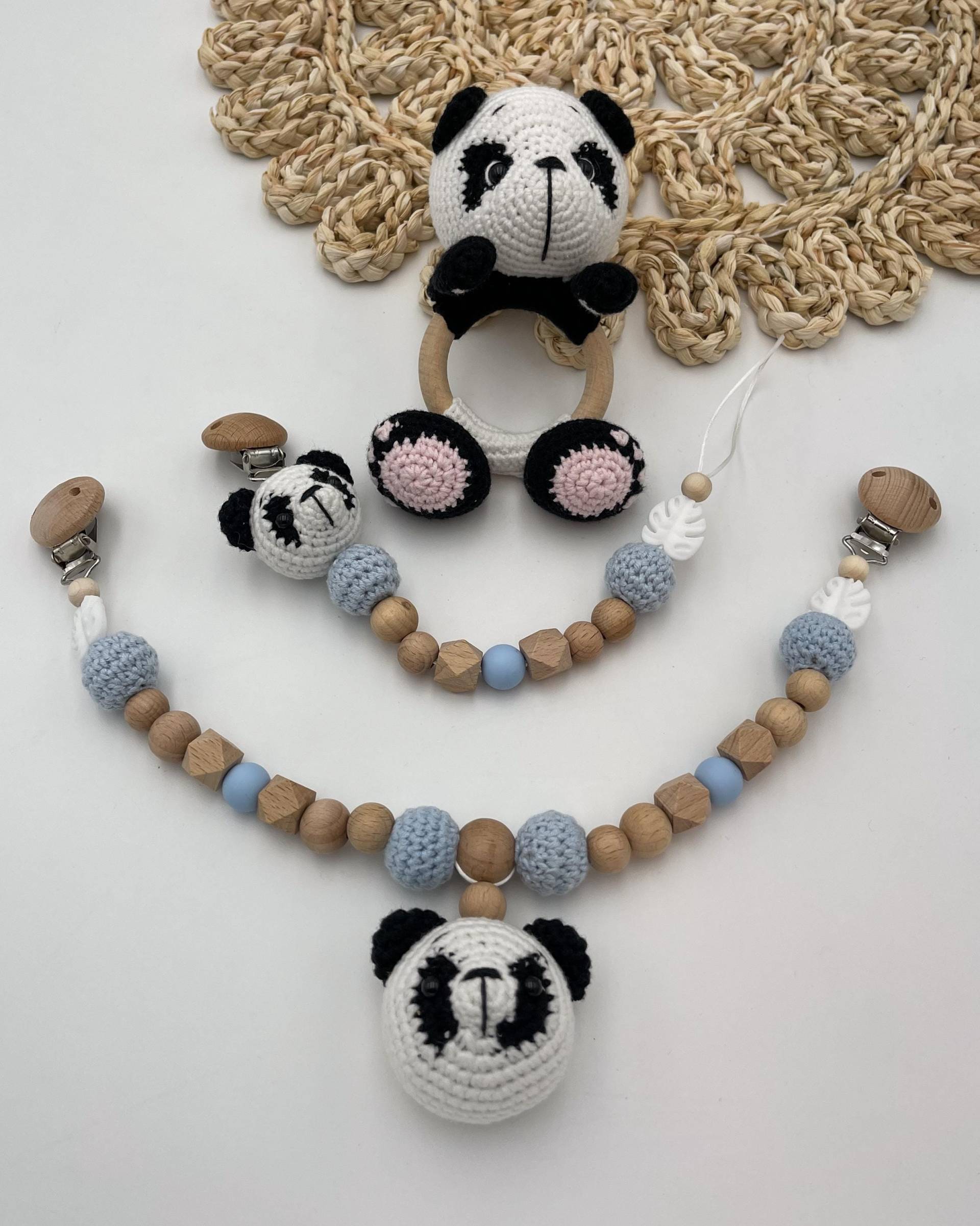 Handgemachtes Baby-Panda -Set | Schnullerkette, Kinderwagenkette & Rassel Personalisierbar Mit Namen Oder Buchstaben Geschenk Geburt Handgemachtes Baby-Panda -Set | Schnullerkette, Kinderwagenkette & Rassel Personalisierbar Mit Namen Oder Buchstaben Geschenk Geburt von Etsy - WunderherzchenbyAnja