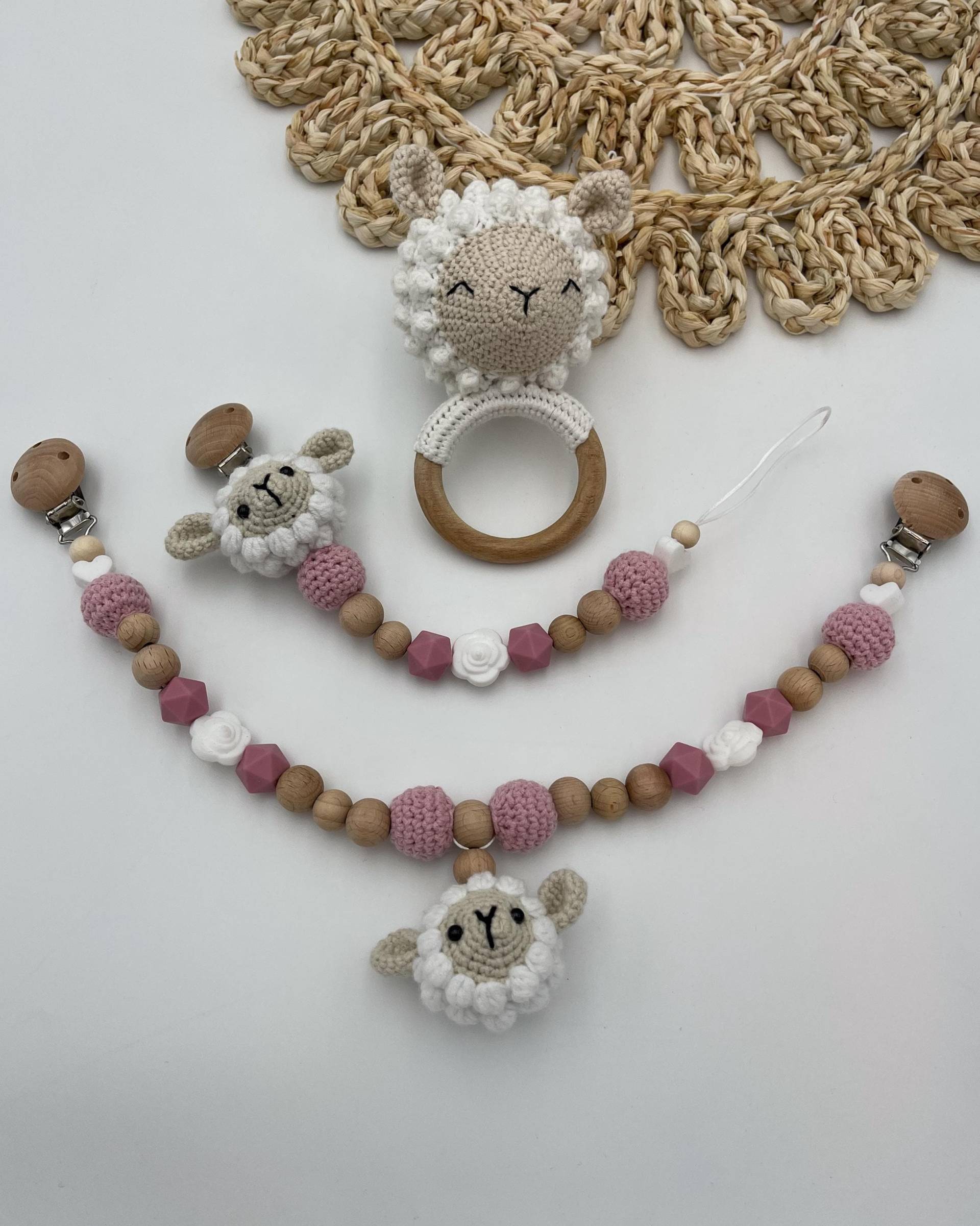 Handgemachtes Baby-Schaf-Set | Schnullerkette, Kinderwagenkette & Rassel Personalisierbar Mit Namen Oder Buchstaben Geschenk Geburt Handgemachtes Baby-Schaf-Set | Schnullerkette, Kinderwagenkette & Rassel Personalisierbar Mit Namen Oder Buchstaben Geschenk Geburt von Etsy - WunderherzchenbyAnja
