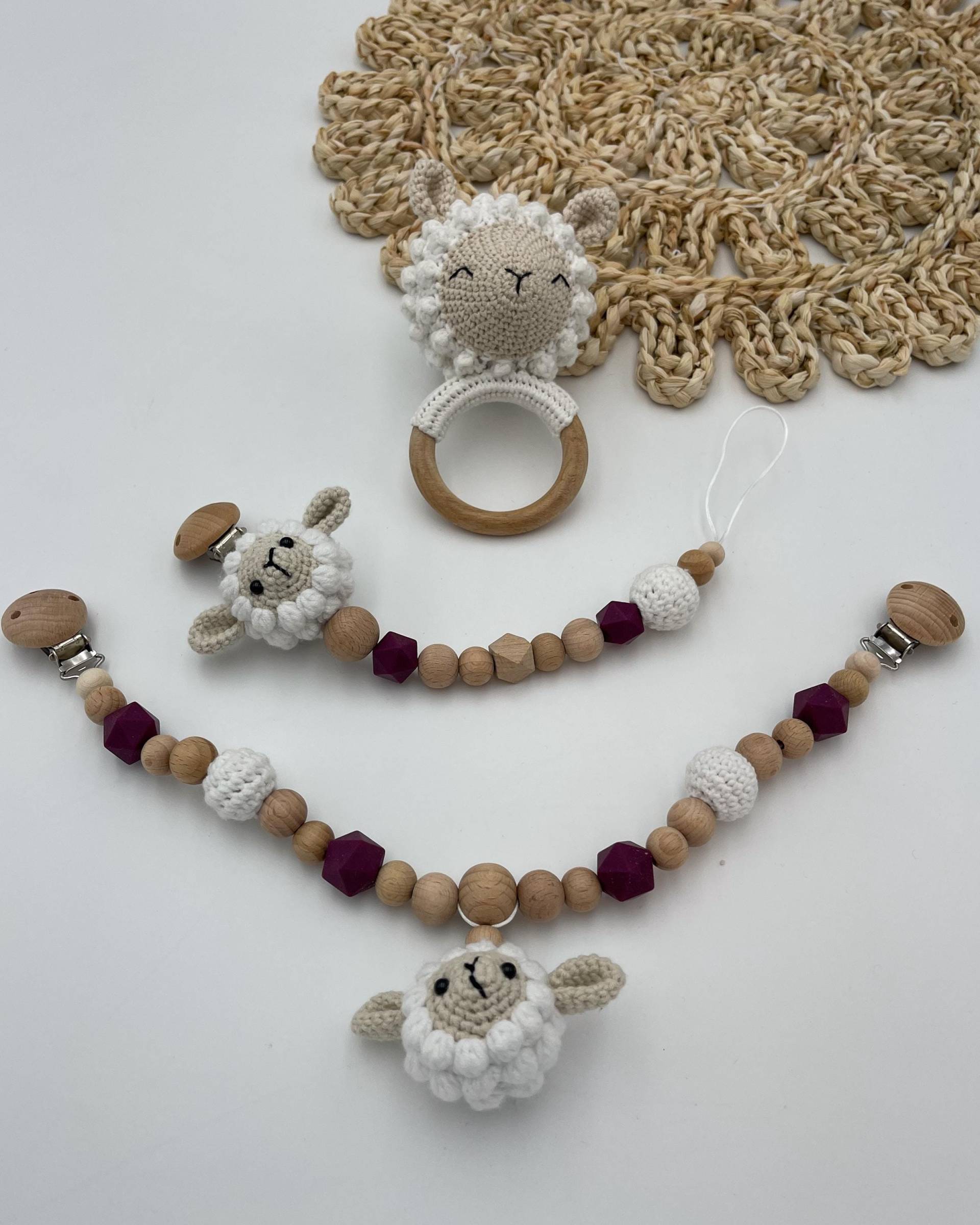 Handgemachtes Baby-Schaf-Set | Schnullerkette, Kinderwagenkette & Rassel Personalisierbar Mit Namen Oder Buchstaben Geschenk Geburt Handgemachtes Baby-Schaf-Set | Schnullerkette, Kinderwagenkette & Rassel Personalisierbar Mit Namen Oder Buchstaben Geschenk Geburt von Etsy - WunderherzchenbyAnja