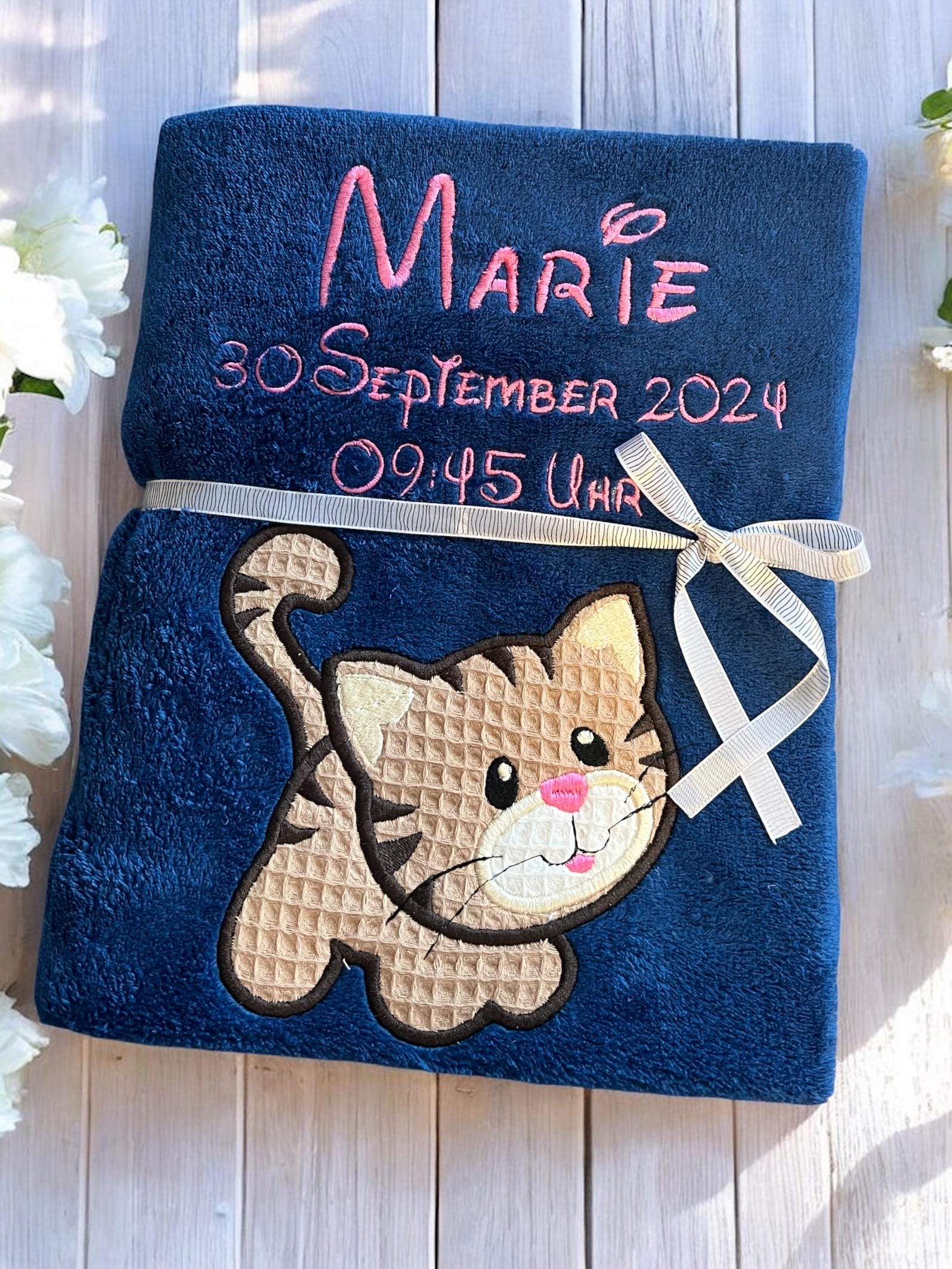 Babydecke „ Kleines Kätzchen Nisi" Personalisierbar Mit Namen Und Weiteren Daten - Decke Babydecke „ Kleines Kätzchen Nisi" Personalisierbar Mit Namen Und Weiteren Daten - Decke von Etsy - Wuselwind