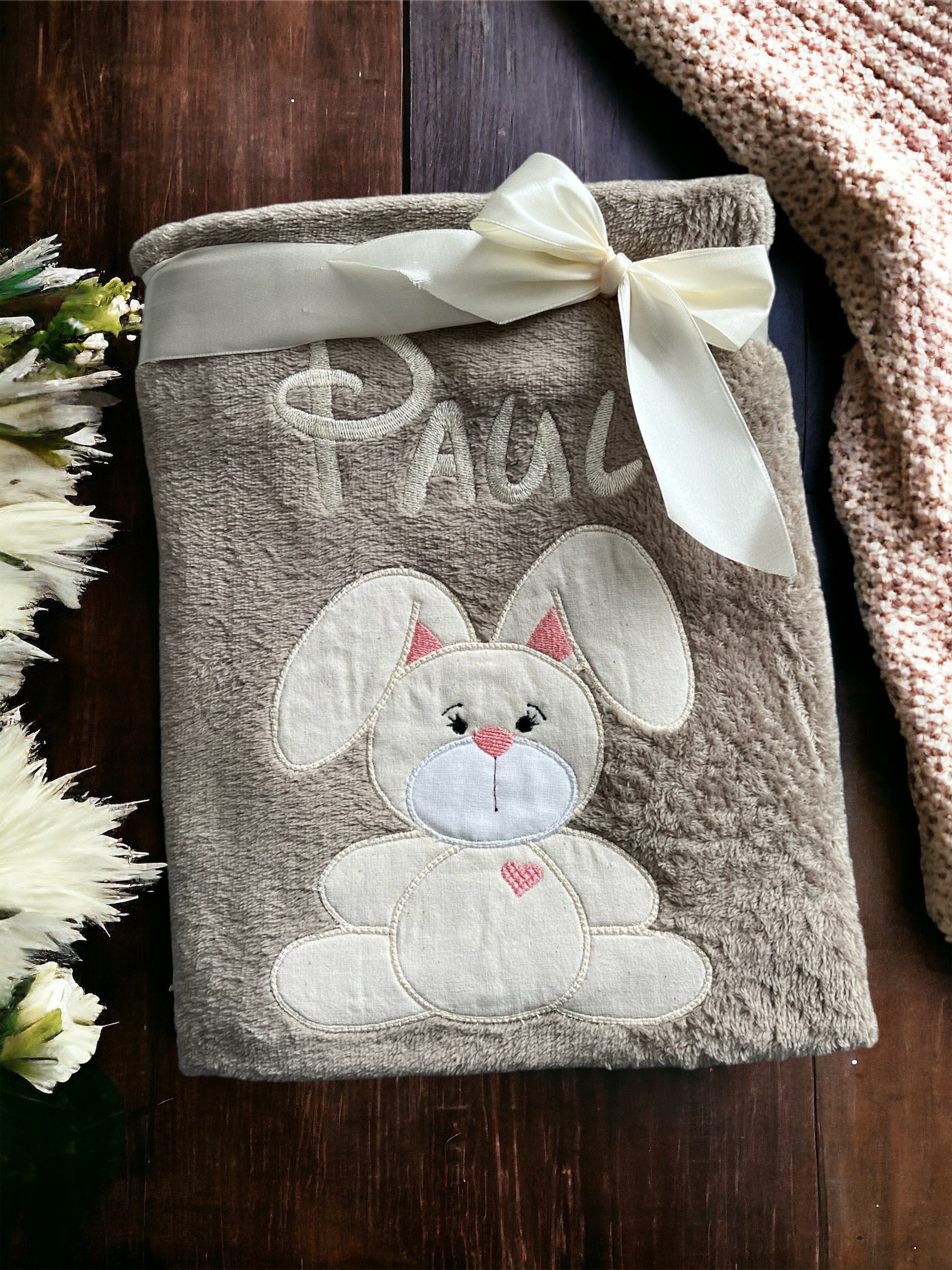 Babydecke „Hase Hoppel" Personalisierbar Mit Namen Und Weiteren Daten - Decke Für Jungen Mädchen Babydecke „Hase Hoppel" Personalisierbar Mit Namen Und Weiteren Daten - Decke Für Jungen Mädchen von Etsy - Wuselwind