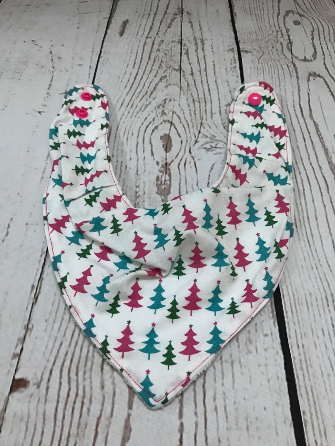 Rosa & Blau Weihnachtsbaum Weihnachten Bandana Lätzchen - Dribble Bibdana Print Rosa & Blau Weihnachtsbaum Weihnachten Bandana Lätzchen - Dribble Bibdana Print von Etsy - YouAreMySunshineLtd