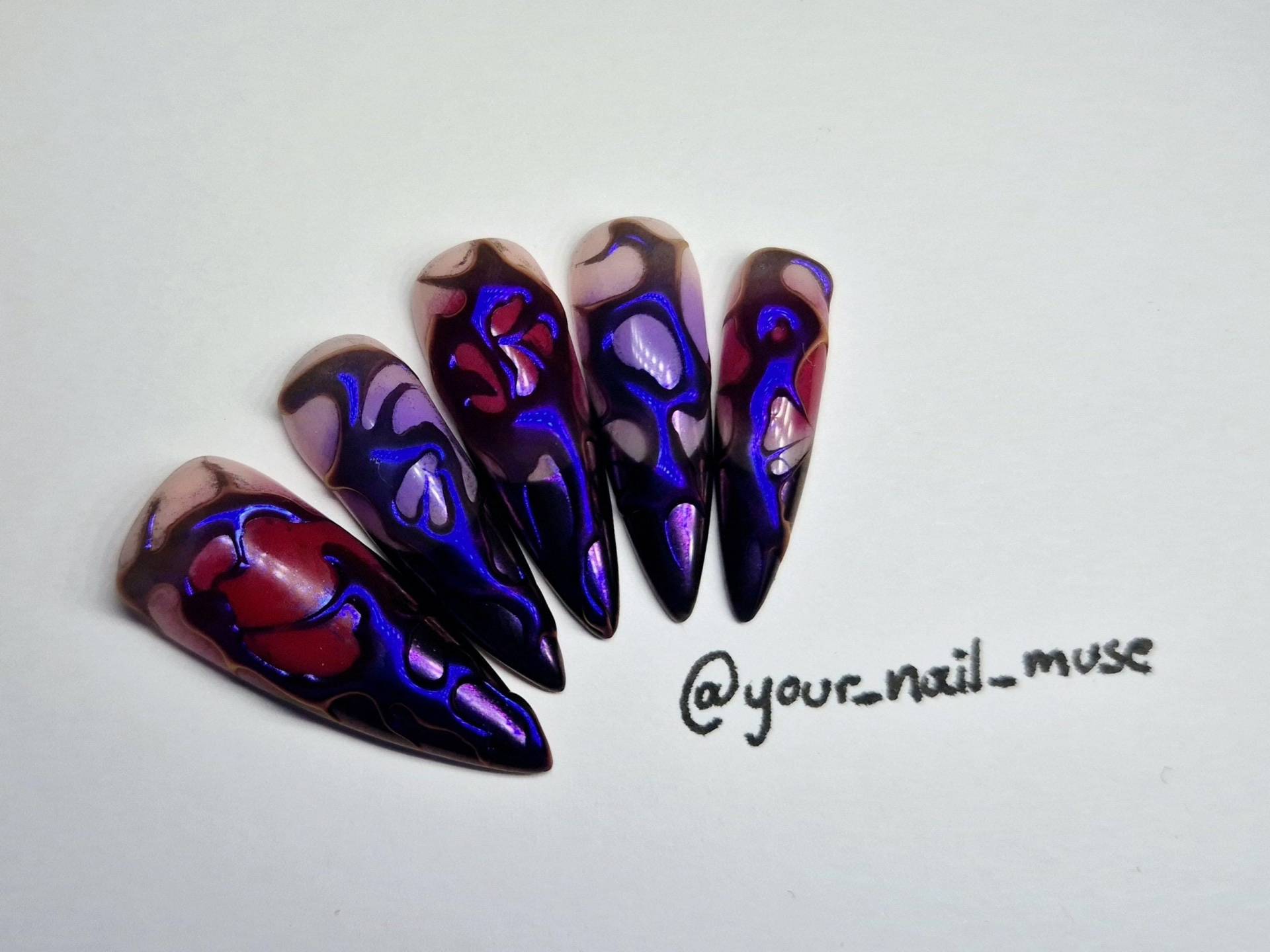 Venom Aura Press Ons von Etsy - YourNailMuse