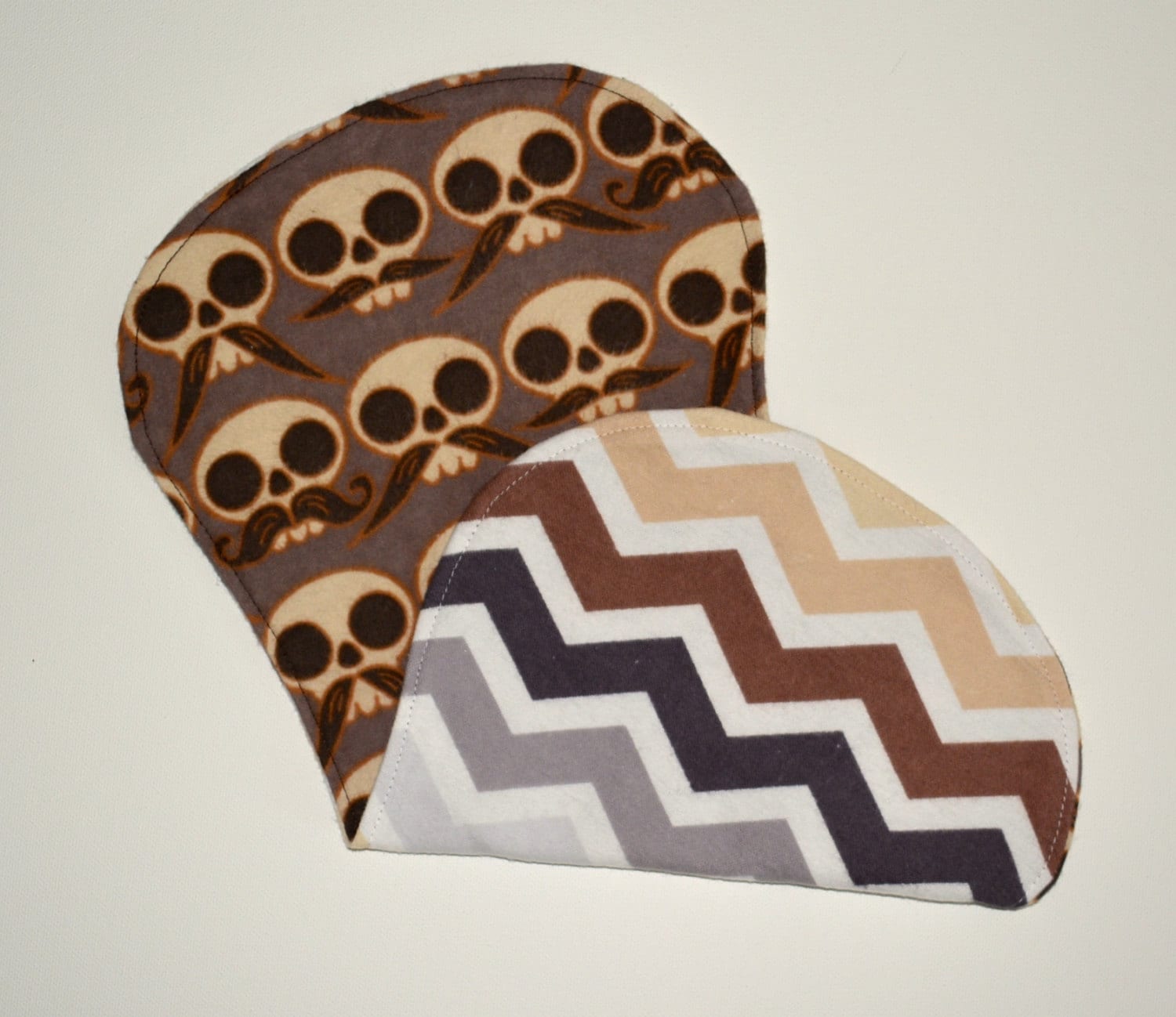 Braunes Skelett Moustache Spucktuch Mit Chevron Print, Totenkopf Braunes Skelett Moustache Spucktuch Mit Chevron Print, Totenkopf von Etsy - YourSassyGrandma