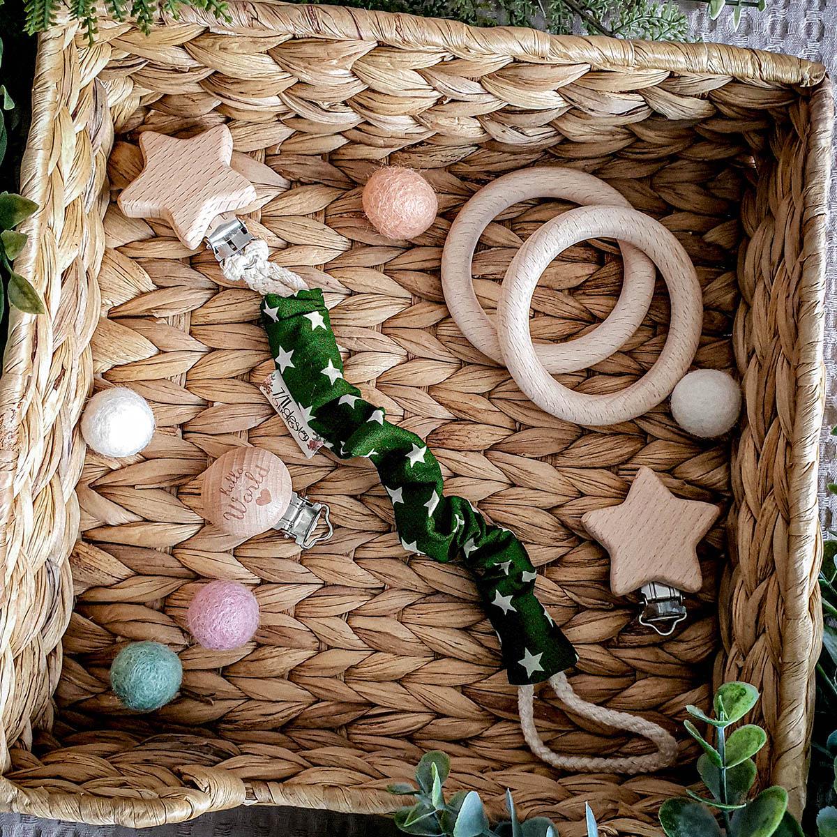 Schnullerkette - Deep Green Stars Babygeschenk Bunter Baumwollstoff Sternchenmuster Grün Weiß Schnullerkette - Deep Green Stars Babygeschenk Bunter Baumwollstoff Sternchenmuster Grün Weiß von Etsy - YulisNarnia