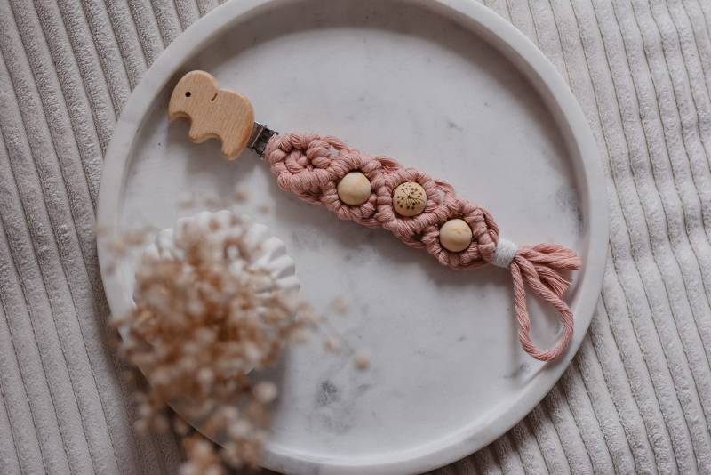 Schnullerkette Aus Makramee Mit Holzperlen, Perlengravur, Gravierte Holzperle Pusteblume, Babygeschenk, Rosa, Elefant von Etsy - ZauberschoenZucker