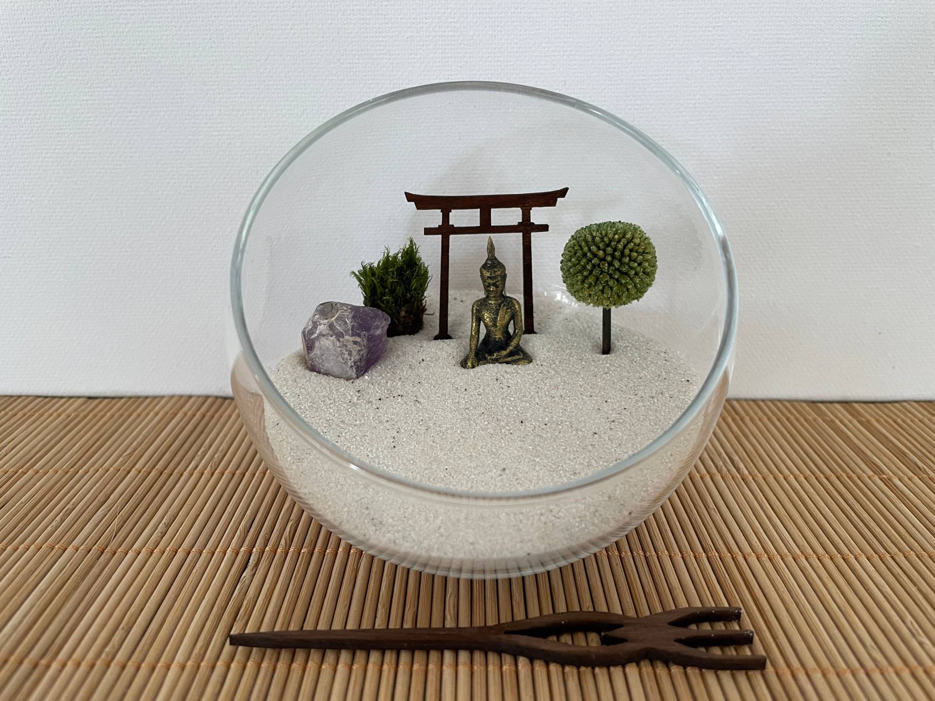 Miniatur Zen-Garten in Glas-Kugel Mit Kristall, Moos, Torii, Buddha Und Harke -Nachhaltig Umweltfreundlich von Etsy - ZenGartenManufaktur