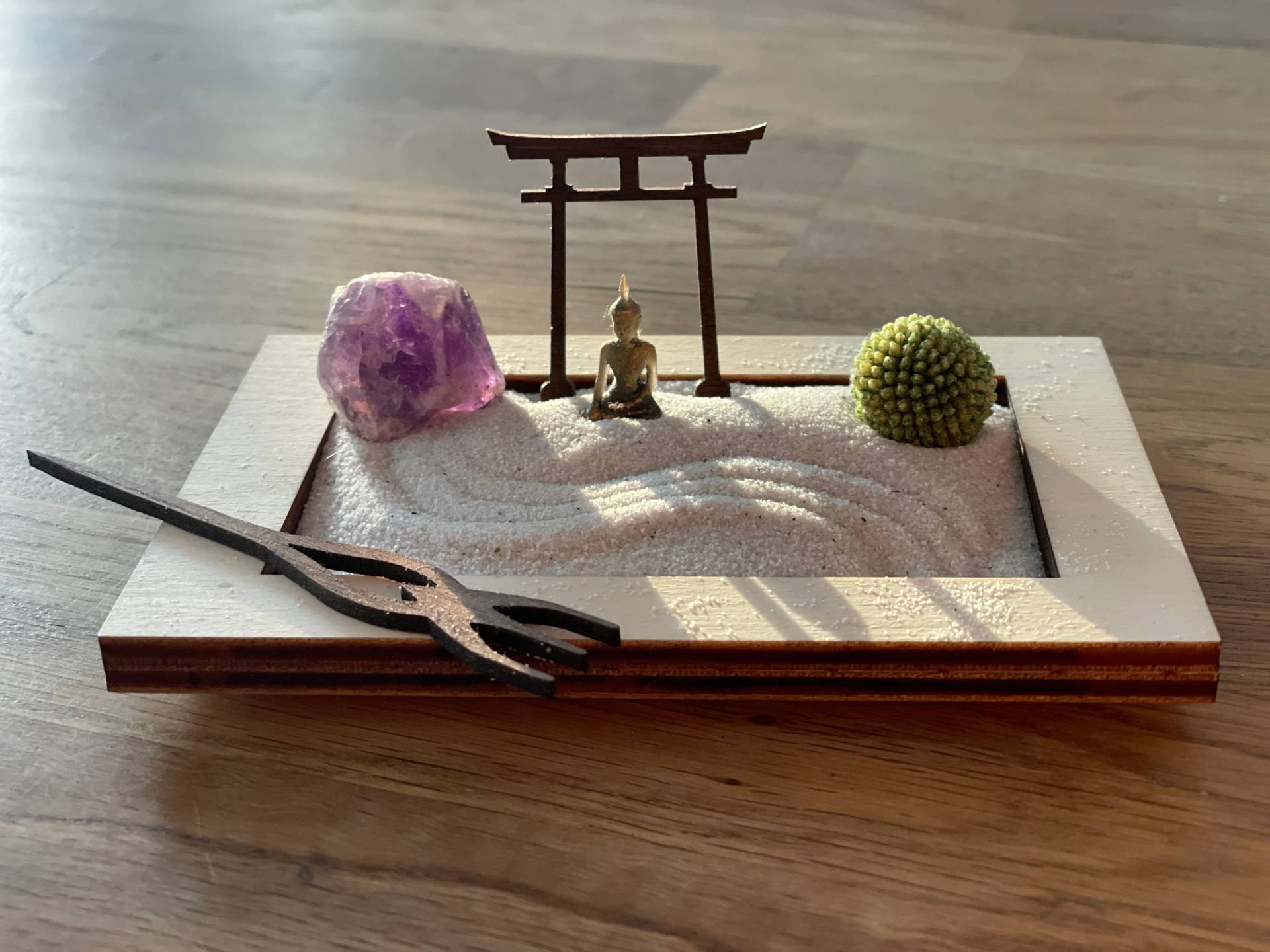 Miniatur Zengarten Aus Hellem Holz Mit Buddha, Torii, Harke, Craspedia-Kugel Und Amethyst von Etsy - ZenGartenManufaktur