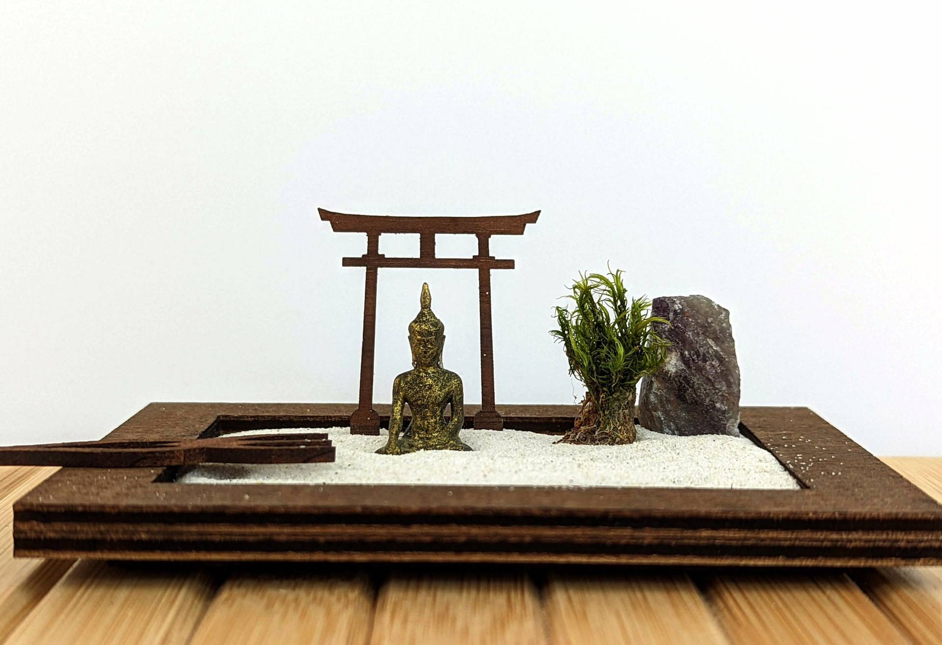 Miniatur Zengarten Mit Buddha, Torii, Harke, Moos Und Amethyst von Etsy - ZenGartenManufaktur