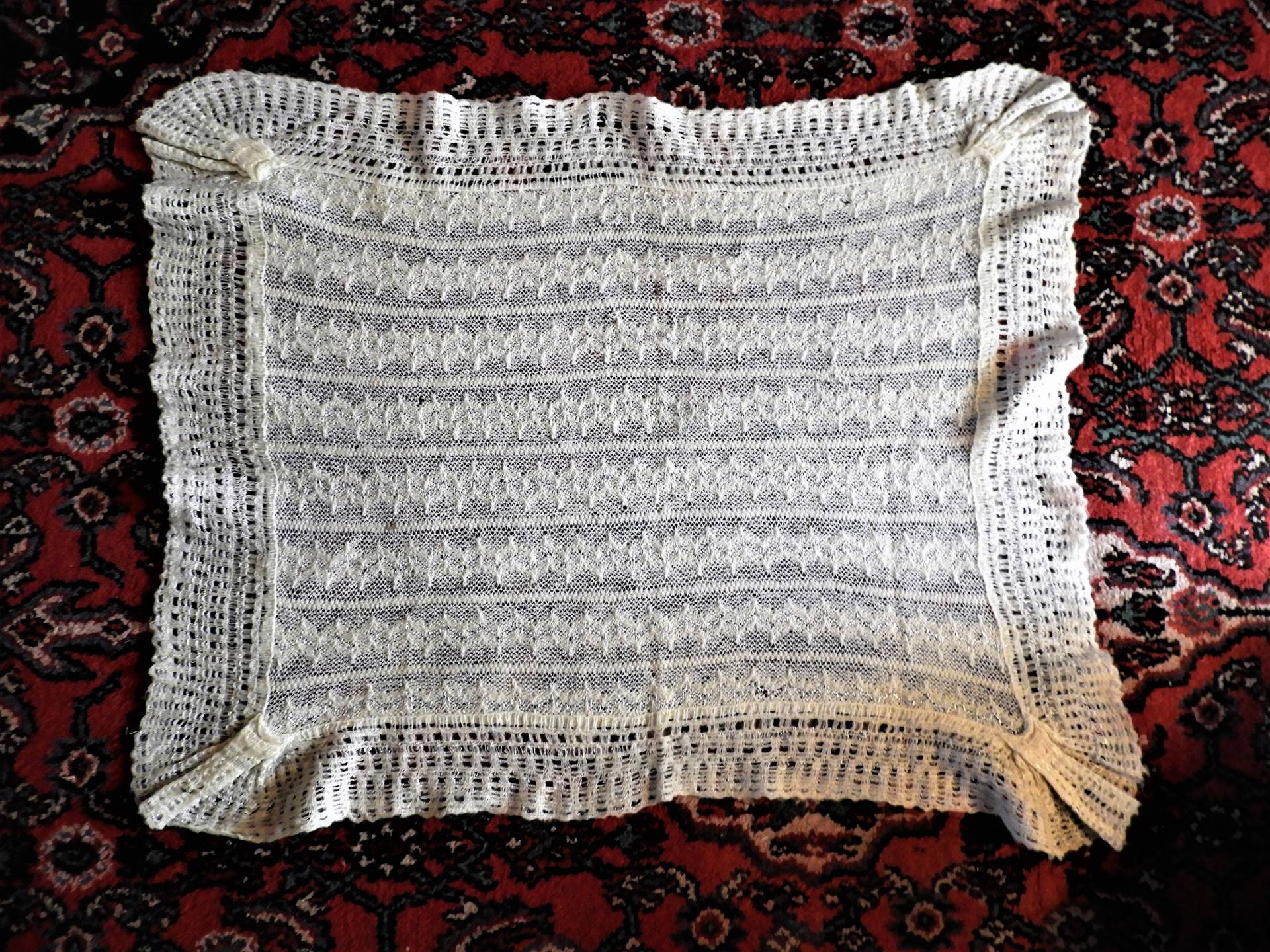 Antike Babydecke, Wolle Hand Gehäkelte Decke, Kleine Schoßdecke 34 "x 36" Antike Babydecke, Wolle Hand Gehäkelte Decke, Kleine Schoßdecke 34 "x 36" von Etsy - aflairfordrama
