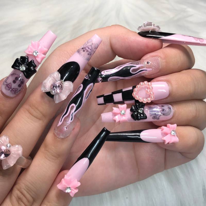 Langer Sarg Pink & Schwarz Goth Emo Press On Nails Mit Anhängern Und Bögen - Black Friday Sale 2024 von Etsy - anjsnails