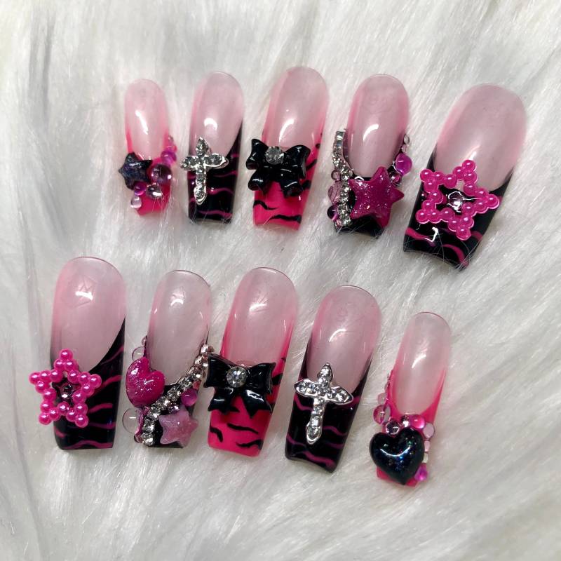 Pink & Schwarz Emo/Y2K French Tip Press On Nails Mit Anhänger Und Zebrastreifen - Halloweenkostüm von Etsy - anjsnails