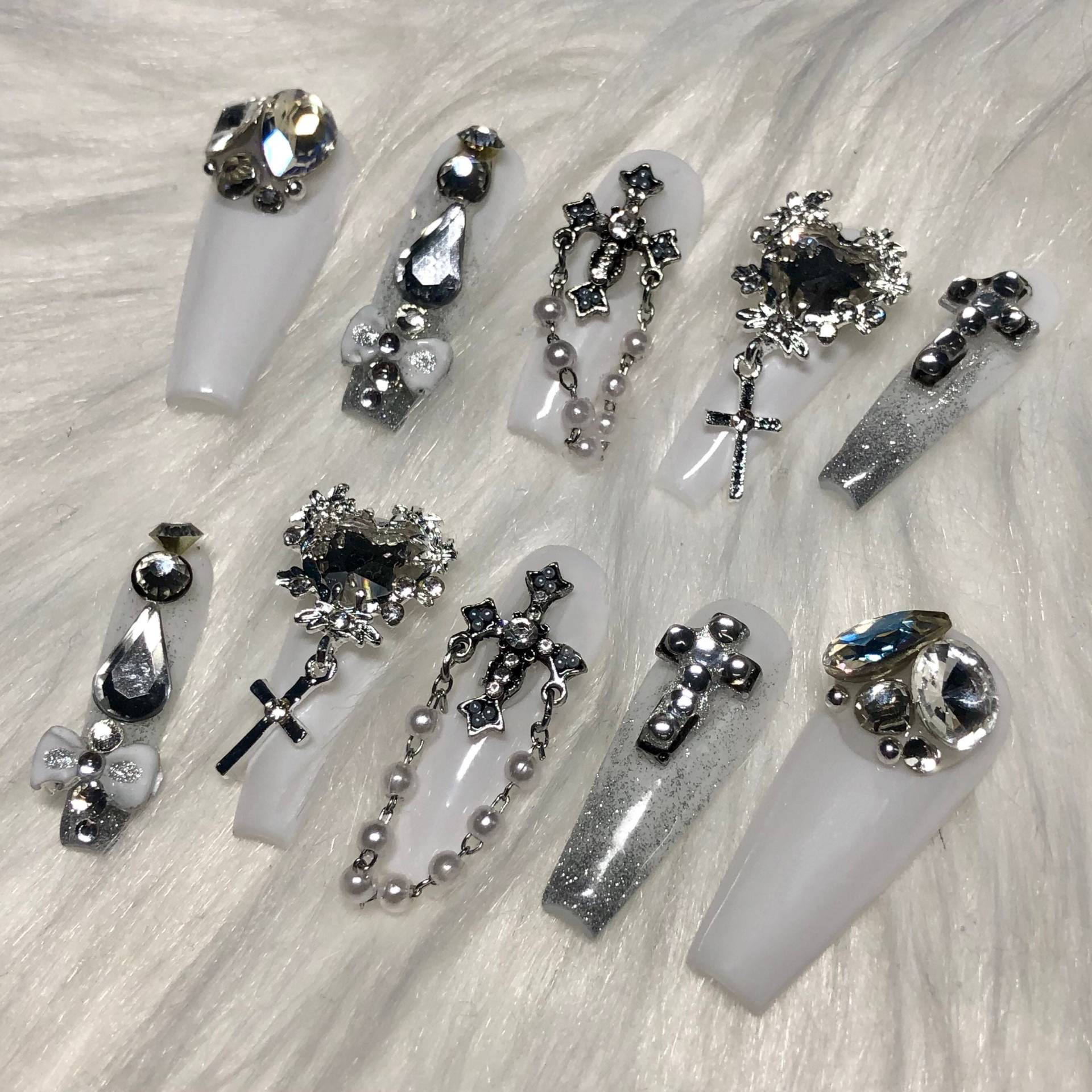 White Emo Goth Press On Nails Mit Charms Hochzeit Geschenk Valentinstag 2025 von Etsy - anjsnails