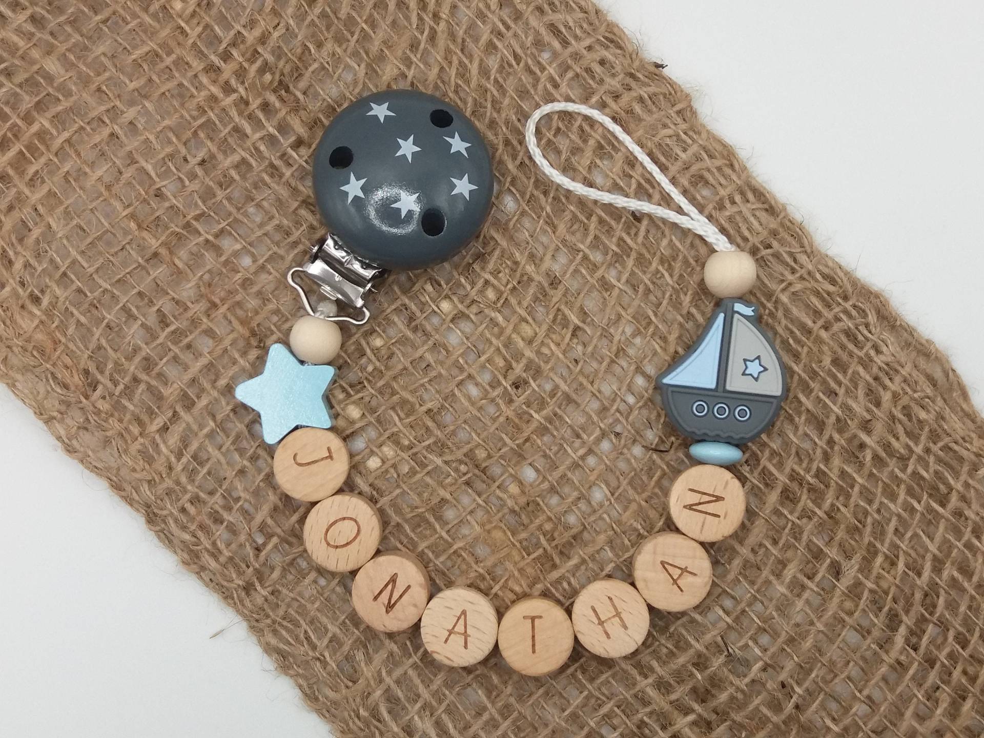 Schnullerkette Mit Name, Sterne Und Boot von Etsy - babyletter