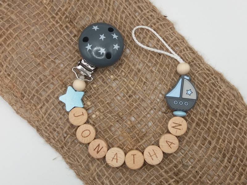 Schnullerkette Mit Name, Sterne Und Boot von Etsy - babyletter