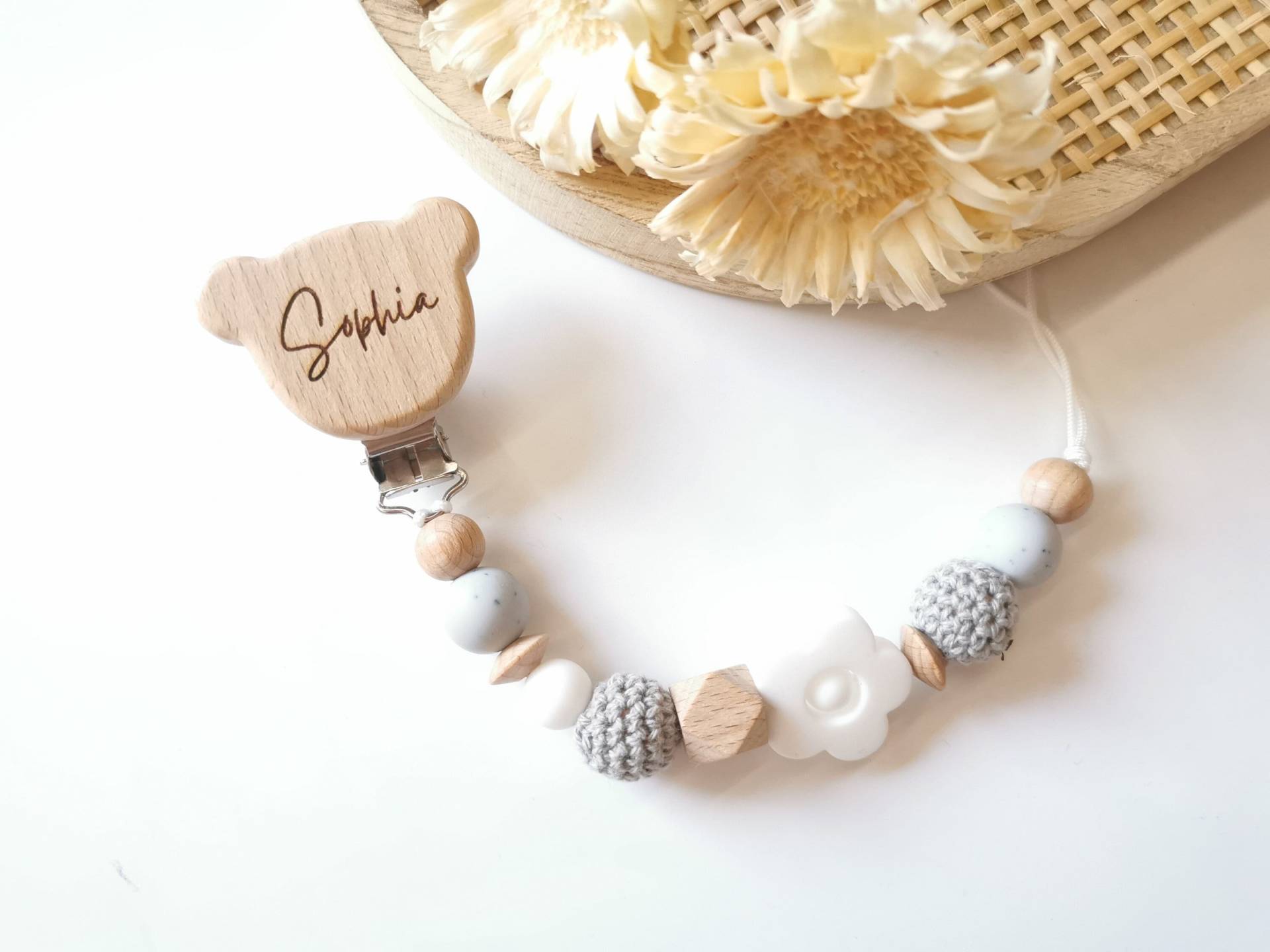 Schnullerkette Mit Namen, Babygeschenk, Personalisiert, Gravur, Holz, Boho, Blumen, Mädchen, Grau von Etsy - babyshopRICHBEAR