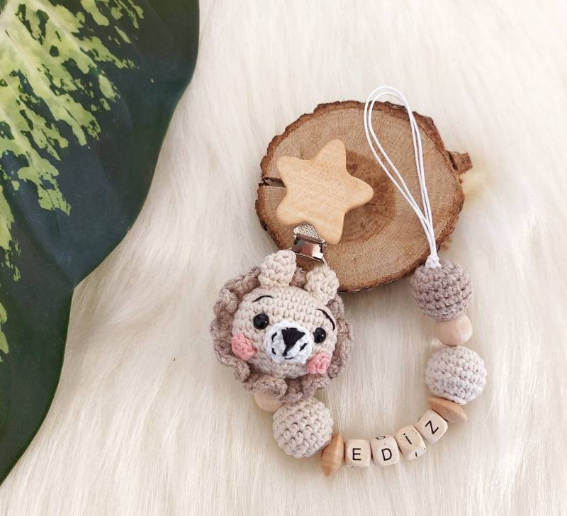 Personalisierbare Löwe Schnullerkette, Gehäkelte Handgemachtes Babyshower Geschenk, Amigurumi Schnullerhalter, Personalisiertes Baby Geschenk von Etsy - banunur