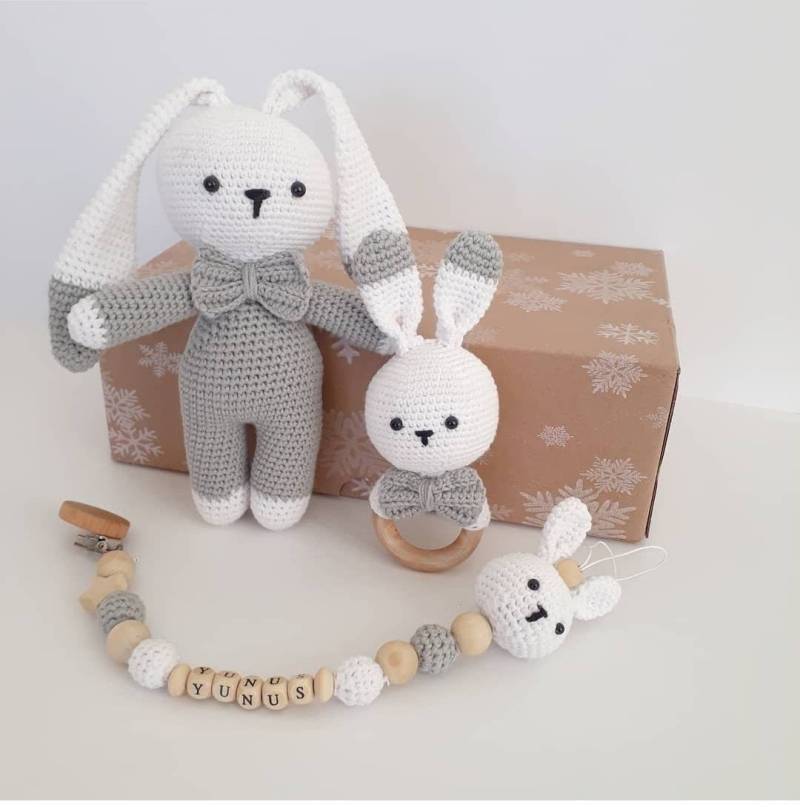 Personalisierbare Schnullerkette Set, Häkelkette Babyshower, Gehäkelte Gefüllte Hase Handgemachte Unisex Baby Geschenk, Amigurumi Plüschtier von Etsy - banunur