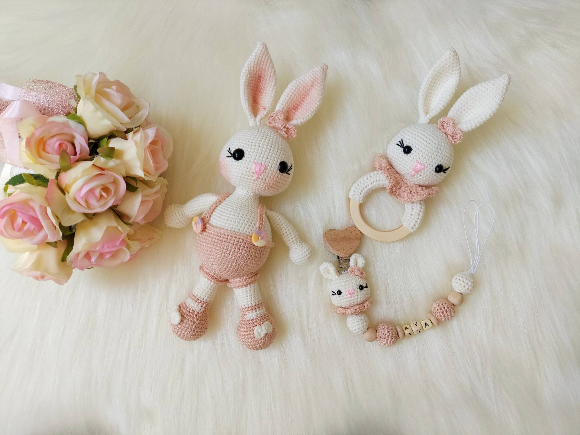 Personalisierbares Baby Geschenk, Ostern Gehäkeltes Set, Gehäkelte Hase Rassel Und Schnullerkette Babyshower Amigurumi Stoffhase von Etsy - banunur