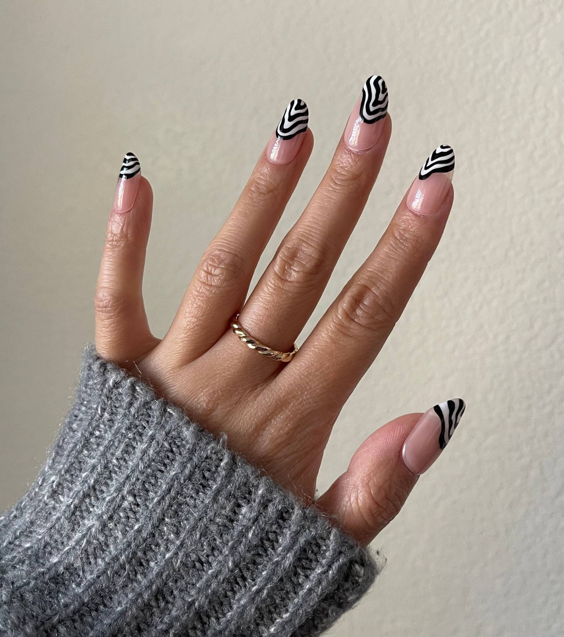 Schwarz-Weiß Abstrakter Nagel | Swirl Nägel Aufdrücken Zebranägel Trendige Sargnägel Mandelnägel von Etsy - bbgnail