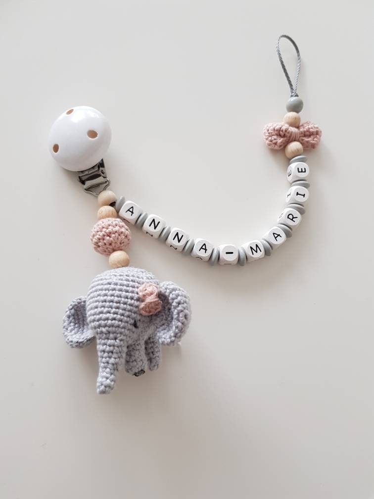 Gehäkelte Schnullerkette"Elli" Elefant Personalisiert, Doppelname, Altrosa, Grau, Weiß von Etsy - beckyshandmadeshop