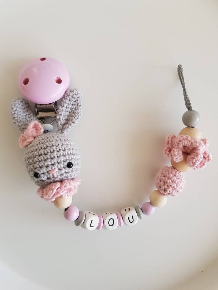 Gehäkelte Schnullerkette"Hasi Lou" Personalisiert, Süß, Rüsschen, Grau Rosa von Etsy - beckyshandmadeshop