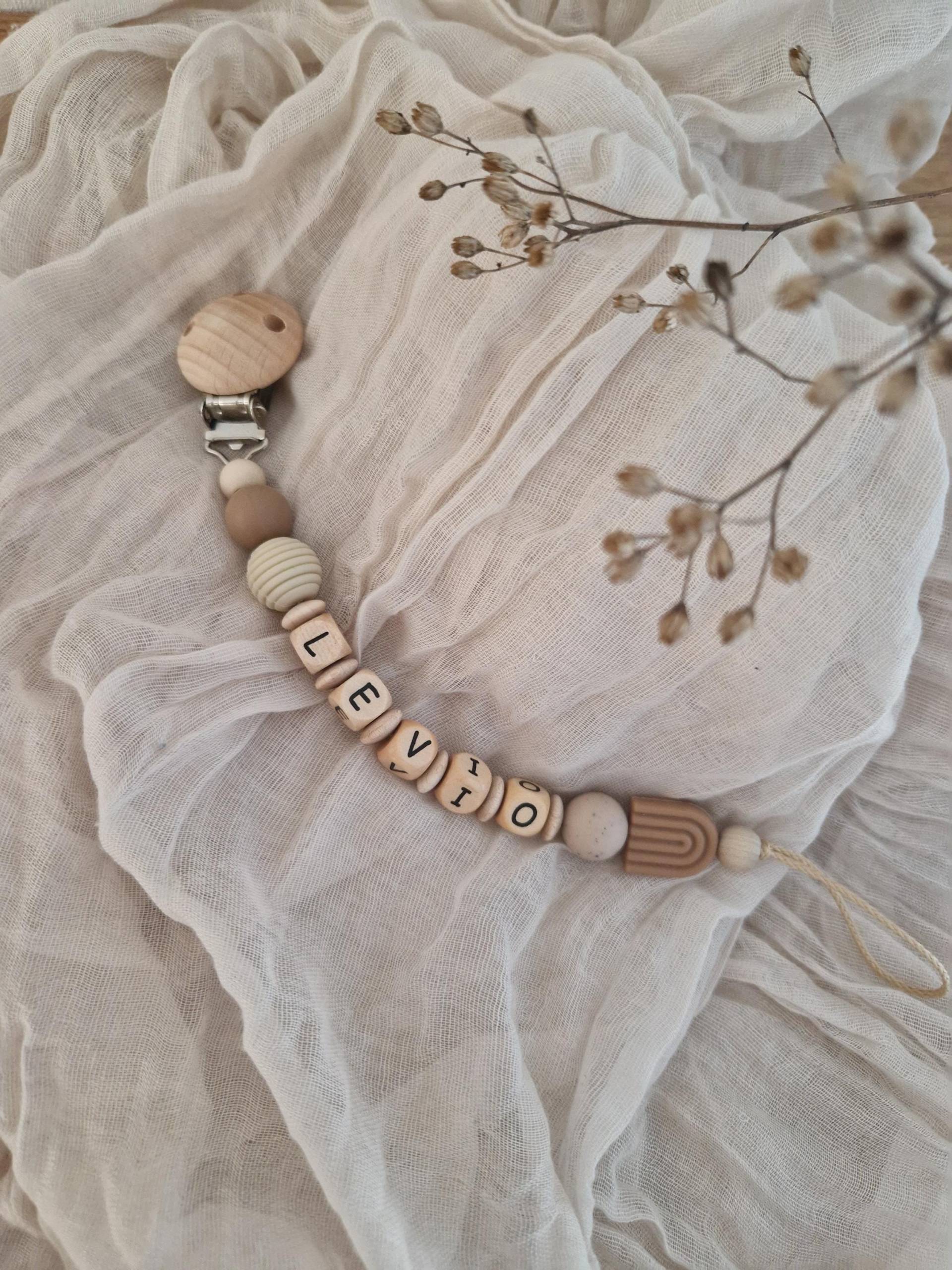 Gehäkelte Schnullerkette "Levio" Personalisiert, Caramel, Camel, Silikon, Mit Name, Holz, Regenbogen von Etsy - beckyshandmadeshop