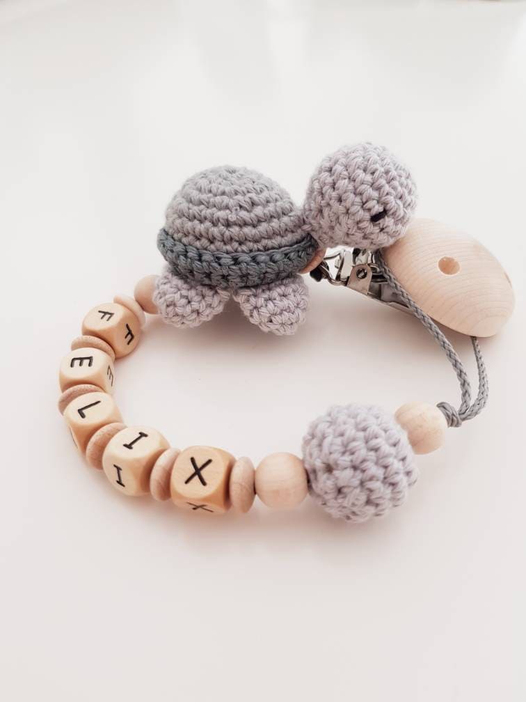 Gehäkelte Schnullerkette"Schildi" in Grau Dunkelgrau, Grautönen, Personalisiert Gehäkelte Schnullerkette"Schildi" in Grau Dunkelgrau, Grautönen, Personalisiert von Etsy - beckyshandmadeshop