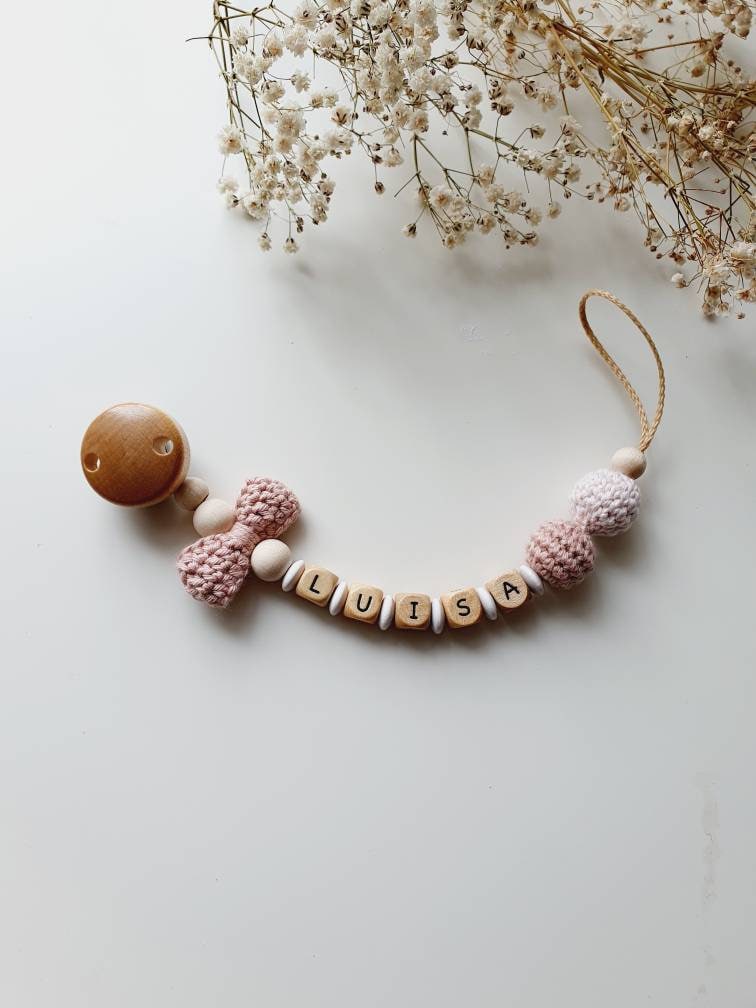 Gehäkelte Schnullerkette"Schleife" Personalisiert, Rosa, Altrosa von Etsy - beckyshandmadeshop