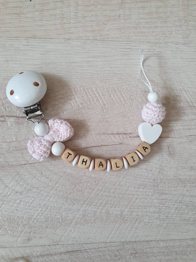 Gehäkelte Schnullerkette"Schleife" Personalisiert, Rosa, Weiß von Etsy - beckyshandmadeshop