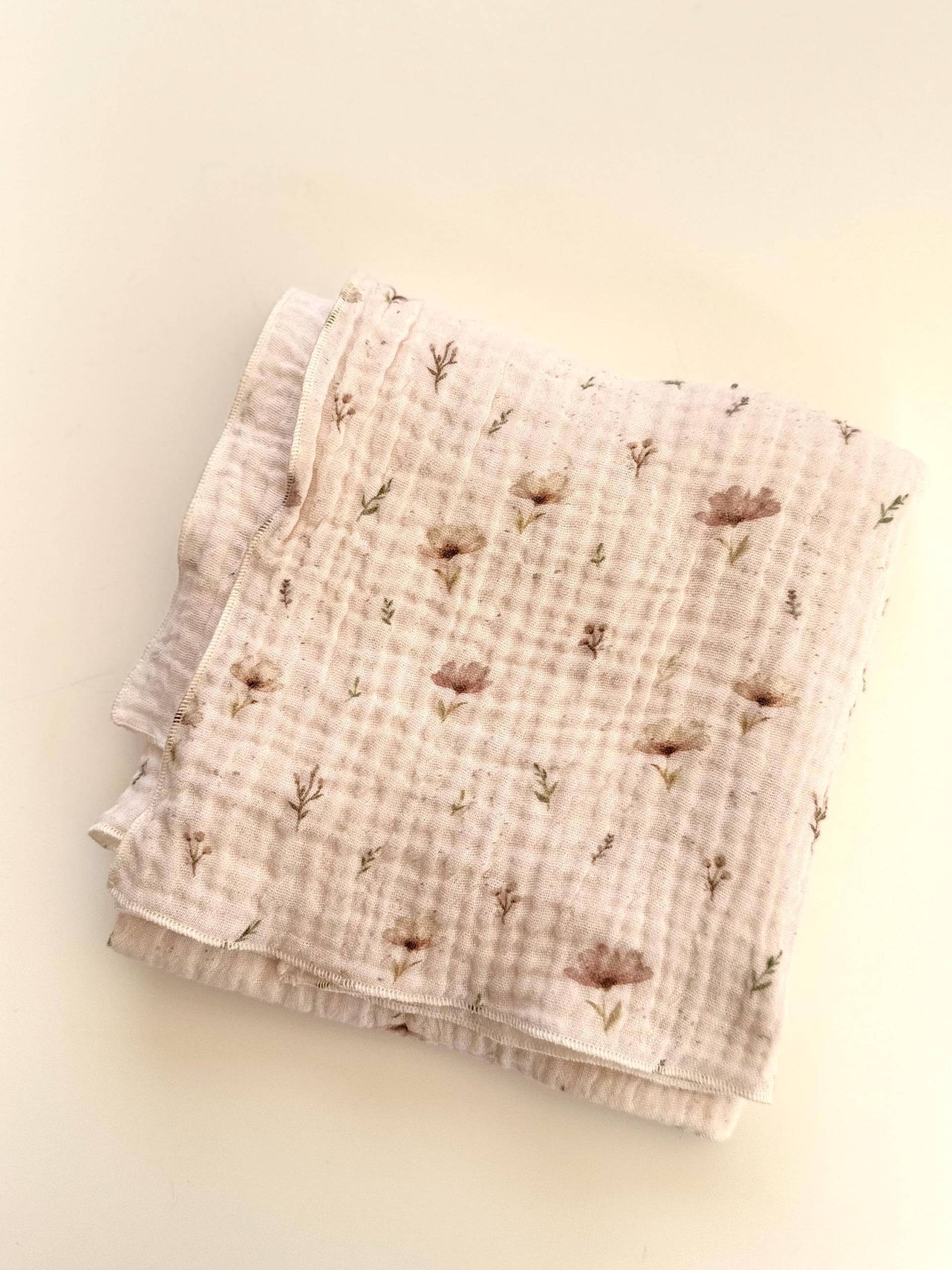 Spucktuch Boho Flowers | Musselintuch Dreieckstuch Sonnenschutz Pucktuch Kleine Blumen Biostoffe Creme Spucktuch Boho Flowers | Musselintuch Dreieckstuch Sonnenschutz Pucktuch Kleine Blumen Biostoffe Creme von Etsy - bellanovagermany