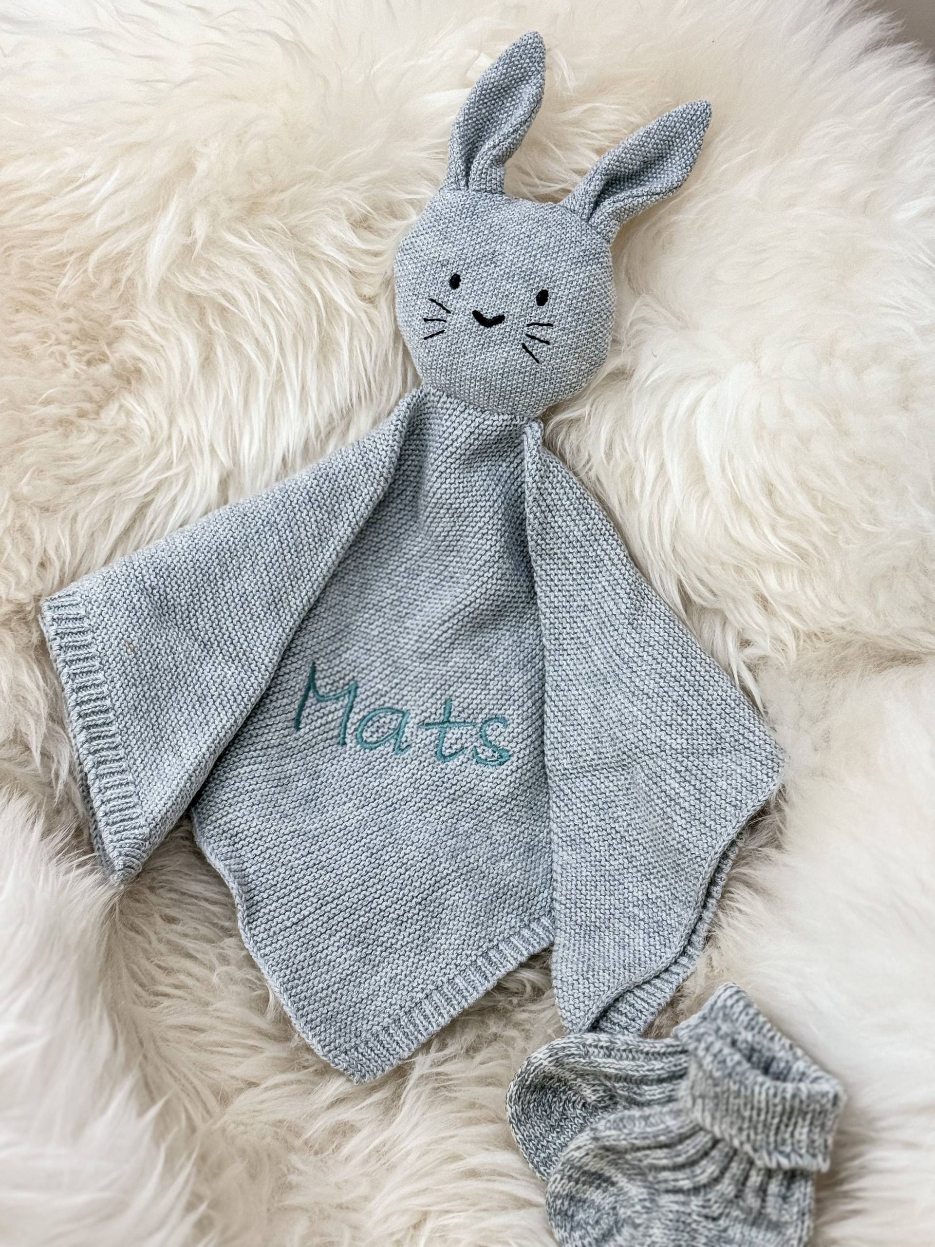 Schnuffelhase Gestrickt in Grau - Personalisiertes Schmusetuch Mit Namen | Geburtsgeschenk Für Babys Kuscheltuch Individuell Bestick von Etsy - bergkindl