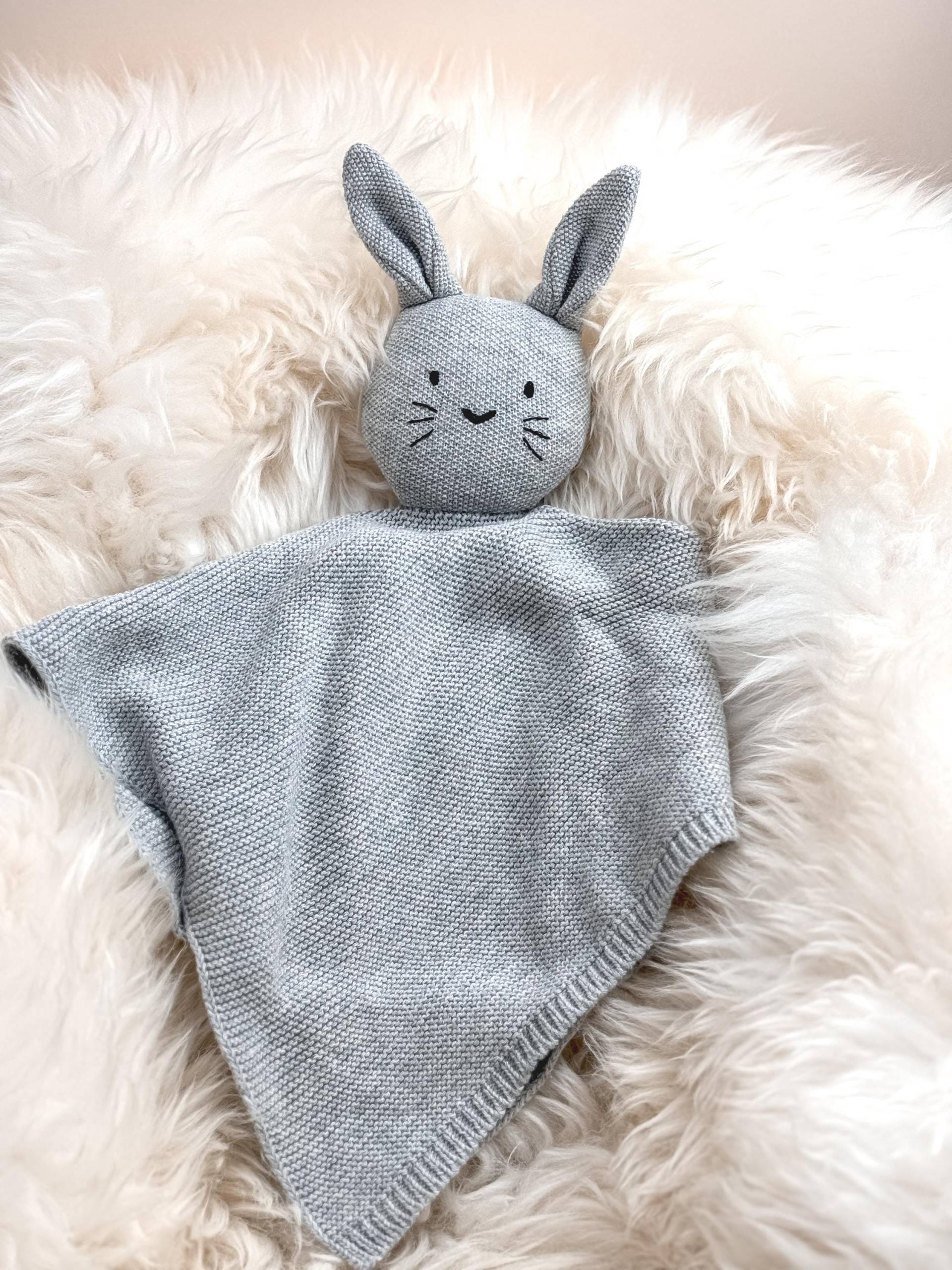 Schnuffelhase Gestrickt in Grau - Personalisiertes Schmusetuch Mit Namen | Geburtsgeschenk Für Babys Kuscheltuch Individuell Bestick von Etsy - bergkindl