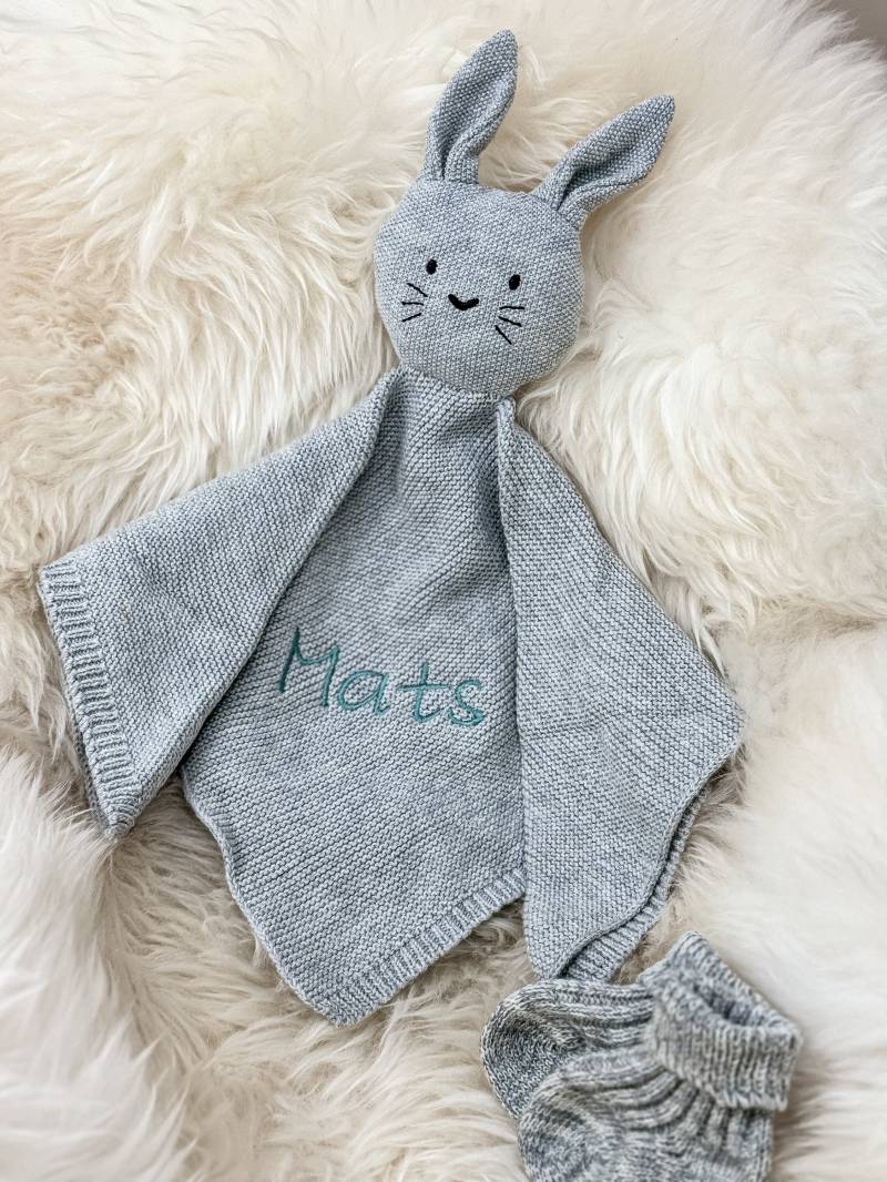 Schnuffelhase Gestrickt in Grau - Personalisiertes Schmusetuch Mit Namen | Geburtsgeschenk Für Babys Kuscheltuch Individuell Bestick von Etsy - bergkindl