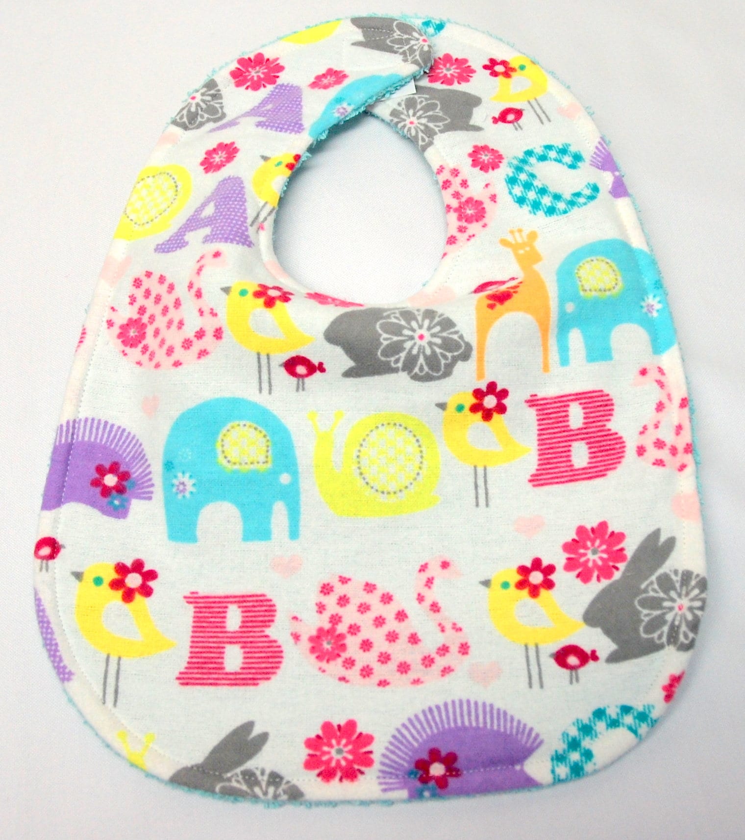 Baby Girl Lätzchen, 0-3 Monate Größe, Shower Geschenk, Willkommen Geschenk. Neue Mama Geschenk Bunte Abc Und Tiere Auf Weiß Baby Girl Lätzchen, 0-3 Monate Größe, Shower Geschenk, Willkommen Geschenk. Neue Mama Geschenk Bunte Abc Und Tiere Auf Weiß von Etsy - beyondquilts