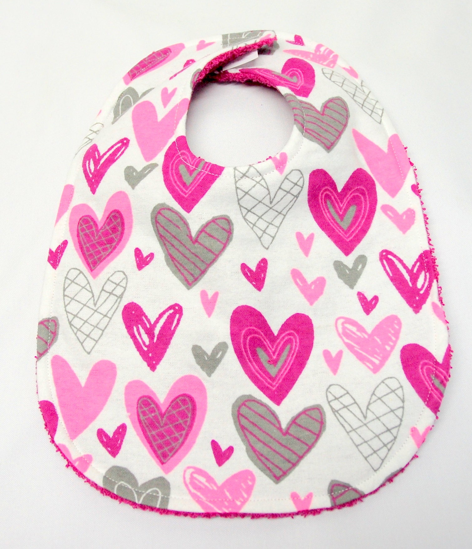 Baby Girl Lätzchen, Baby-Dusche-Geschenk, Willkommens-Baby-Geschenk. Neue Mutter Geschenk Funky Pink, Magenta Und Grau Herzen Auf Weiß Baby Girl Lätzchen, Baby-Dusche-Geschenk, Willkommens-Baby-Geschenk. Neue Mutter Geschenk Funky Pink, Magenta Und Grau Herzen Auf Weiß von Etsy - beyondquilts