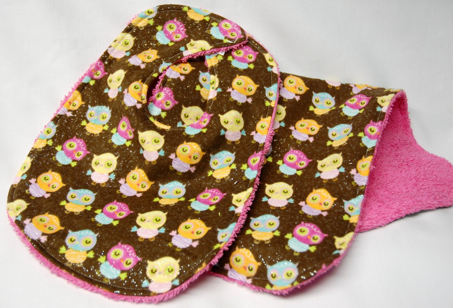 Baby Lätzchen Und Spucktuch, Shower Geschenk, Willkommensgeschenk Eulen Auf Funkelndem Braun Baby Lätzchen Und Spucktuch, Shower Geschenk, Willkommensgeschenk Eulen Auf Funkelndem Braun von Etsy - beyondquilts