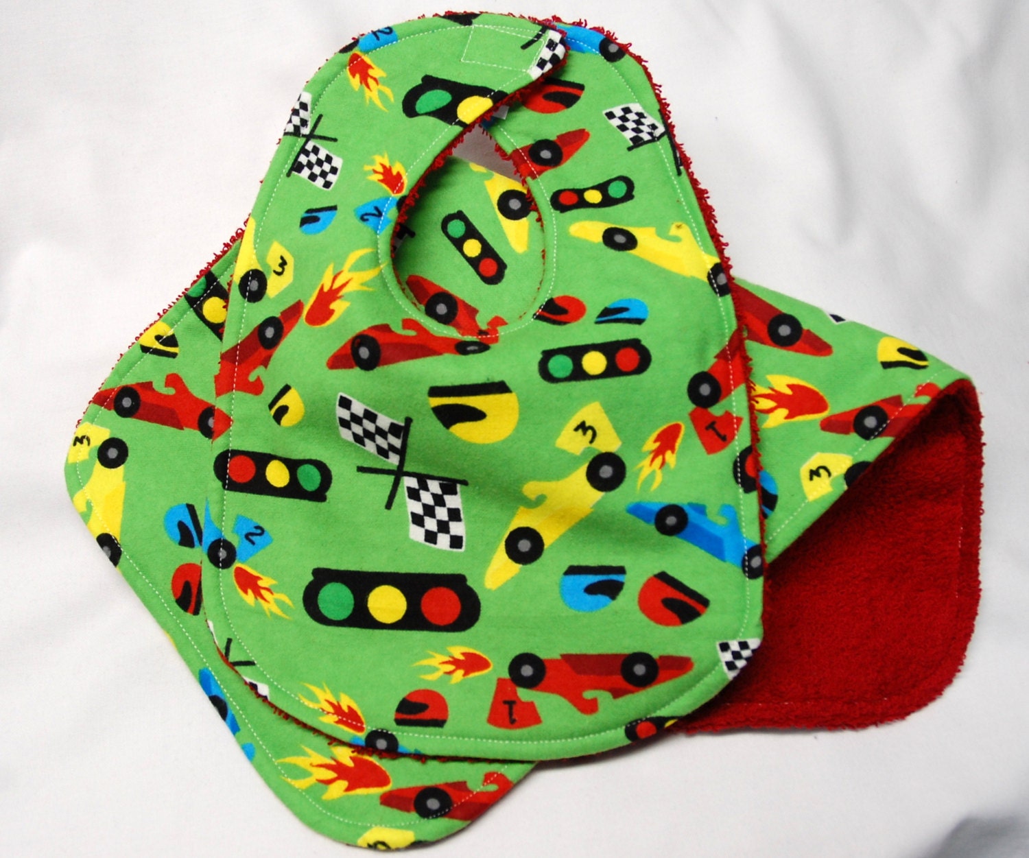 Baby Lätzchen Und Spucktuch Für Jungen, Shower Geschenk, Willkommens Geschenk Rennautos Auf Grün Baby Lätzchen Und Spucktuch Für Jungen, Shower Geschenk, Willkommens Geschenk Rennautos Auf Grün von Etsy - beyondquilts